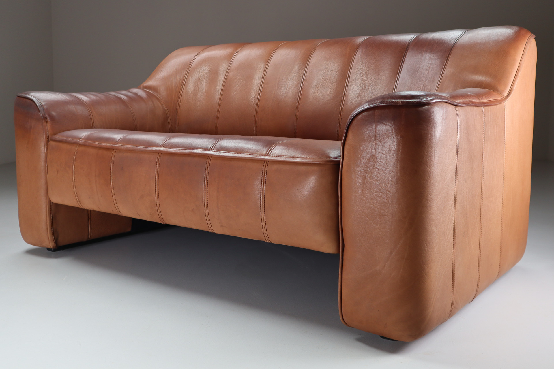 Mid century modern Patinated De Sede DS 44 Leather 2 seat sofa , Switzerland 1970s Mid-20th century