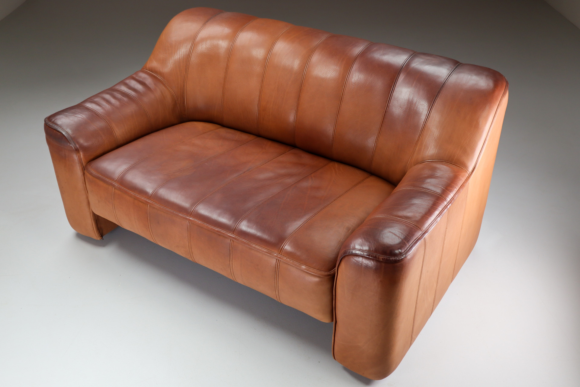 Mid century modern Patinated De Sede DS 44 Leather 2 seat sofa , Switzerland 1970s Mid-20th century