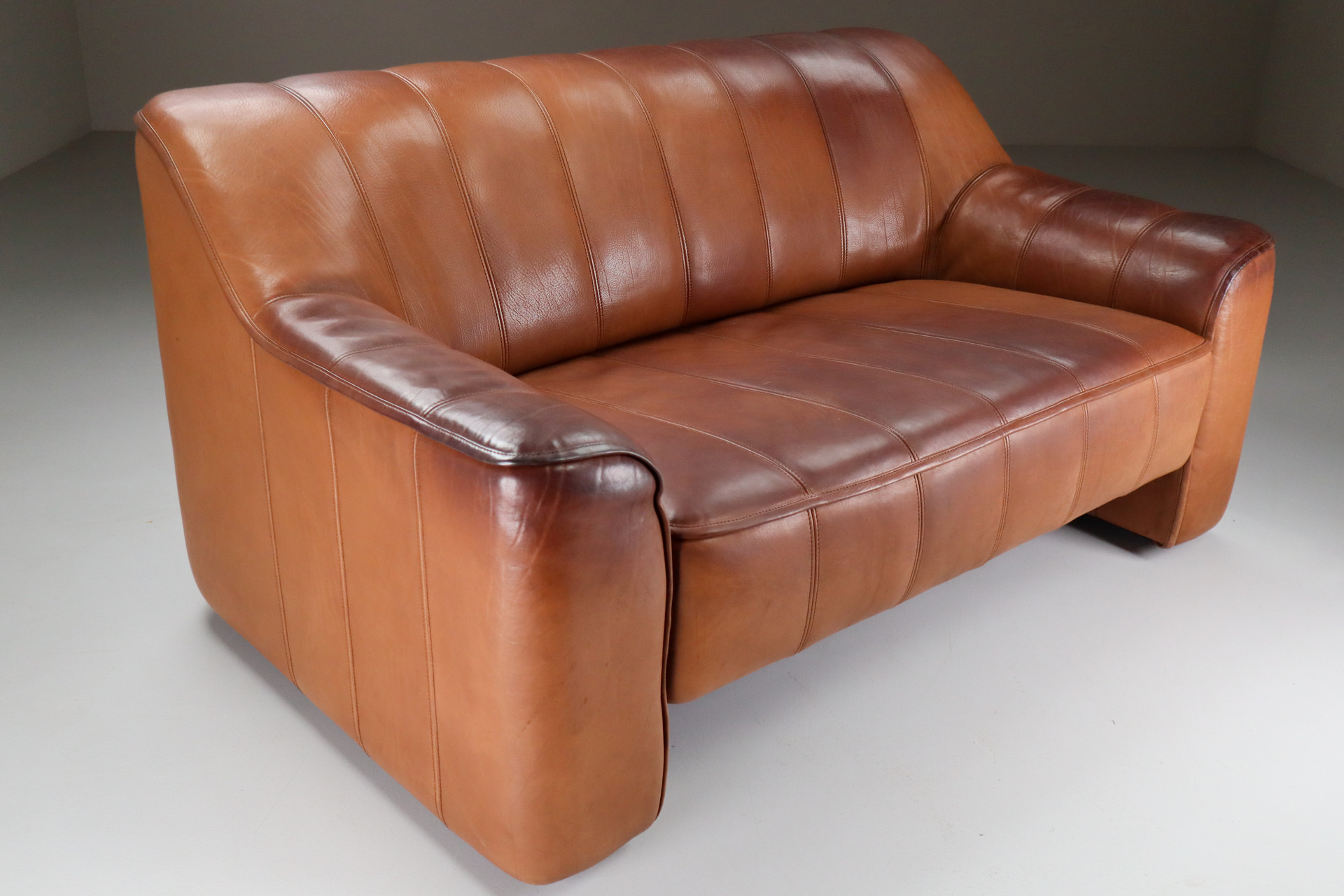 Mid century modern Patinated De Sede DS 44 Leather 2 seat sofa , Switzerland 1970s Mid-20th century