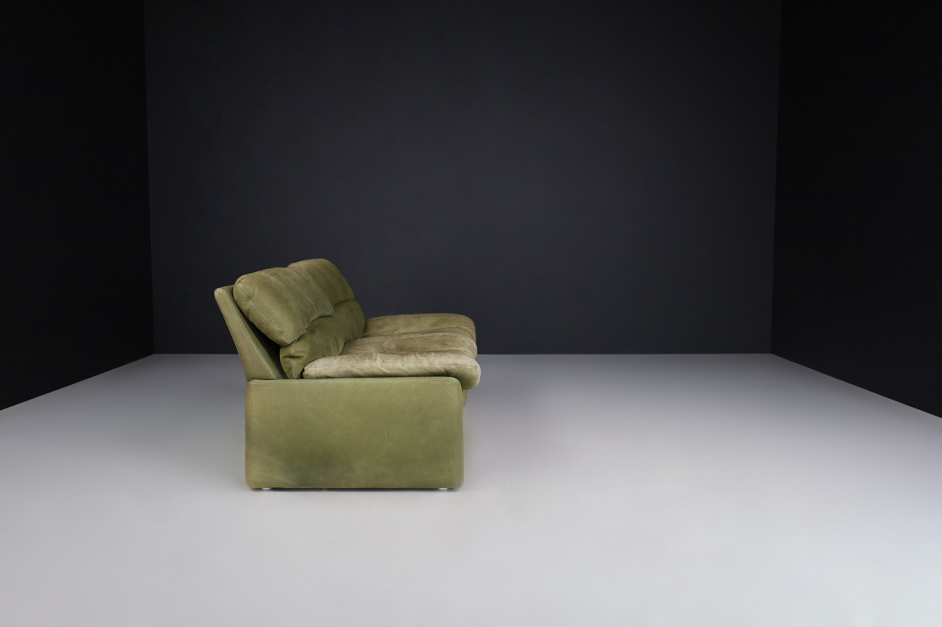 Mid century modern Patinated green  leather 2 seat sofa by Walter Knoll Germany 1970s Late-20th century