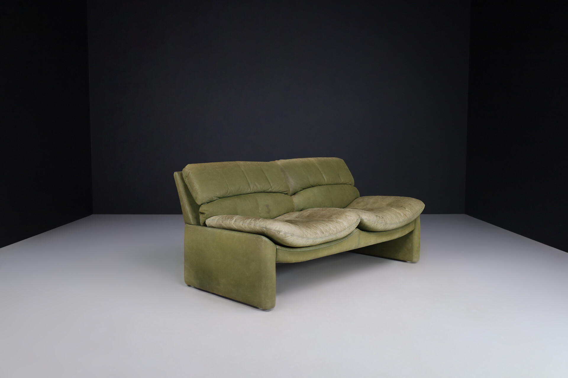 Mid century modern Patinated green  leather 2 seat sofa by Walter Knoll Germany 1970s Late-20th century