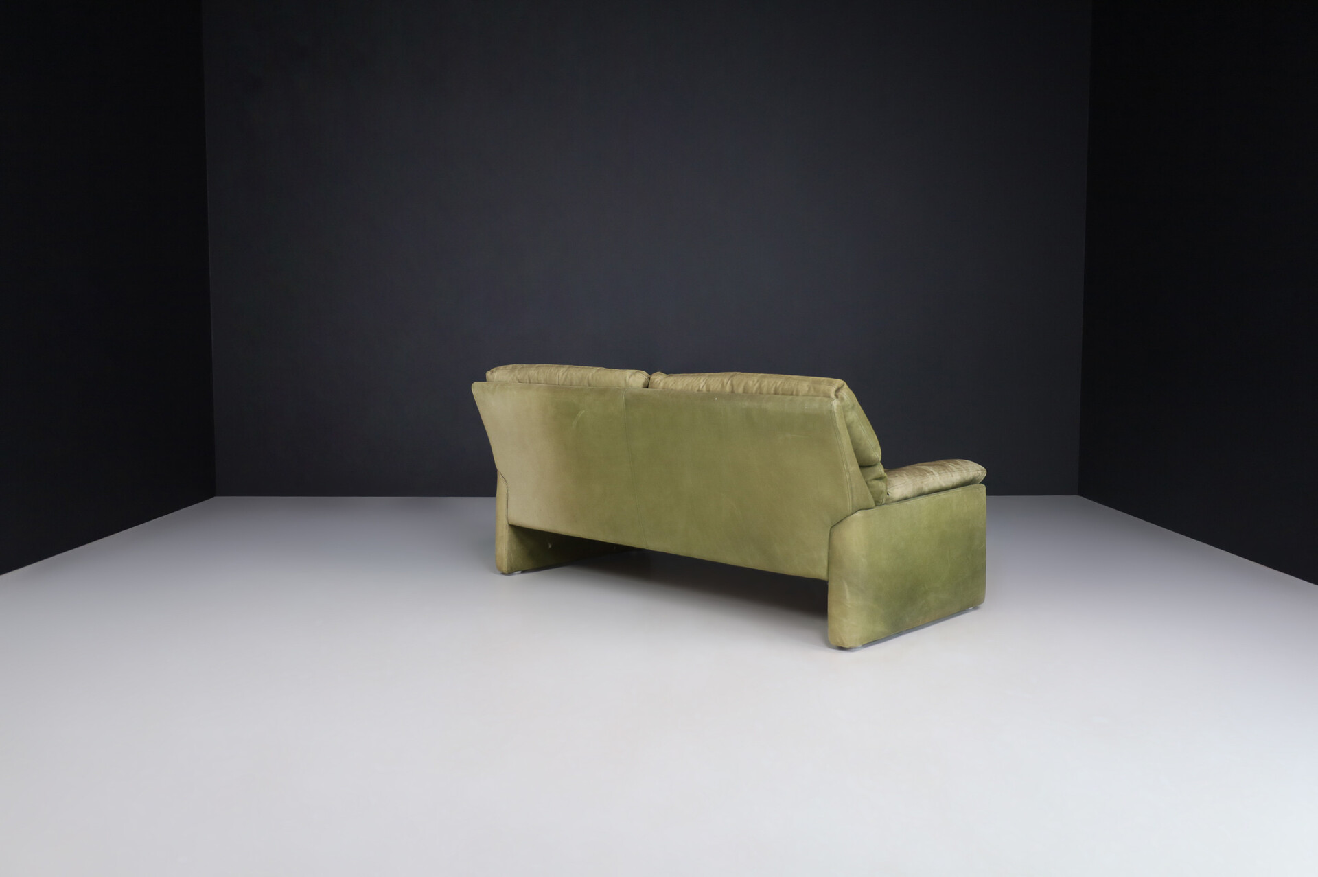 Mid century modern Patinated green  leather 2 seat sofa by Walter Knoll Germany 1970s Late-20th century