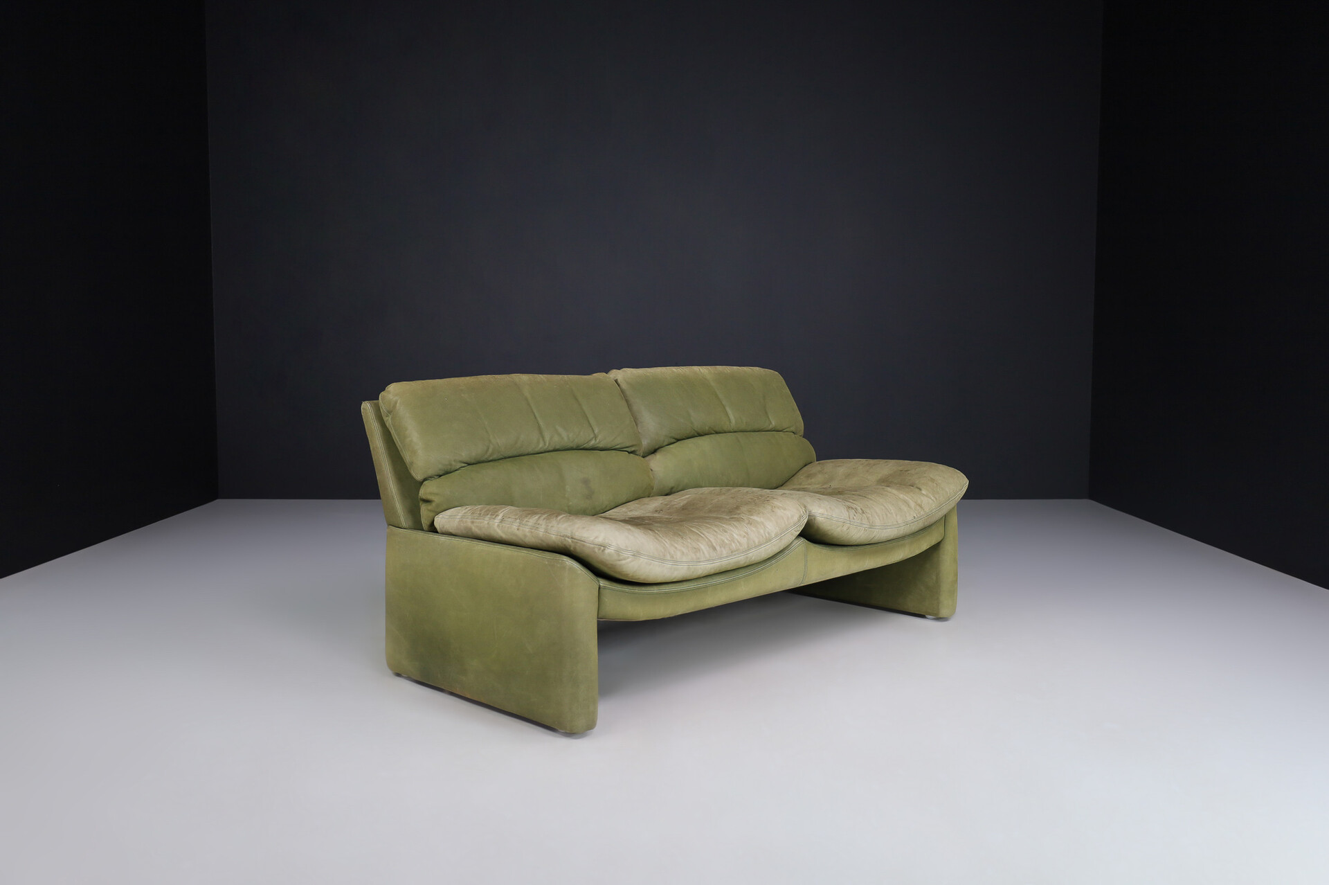 Mid century modern Patinated green  leather 2 seat sofa by Walter Knoll Germany 1970s Late-20th century