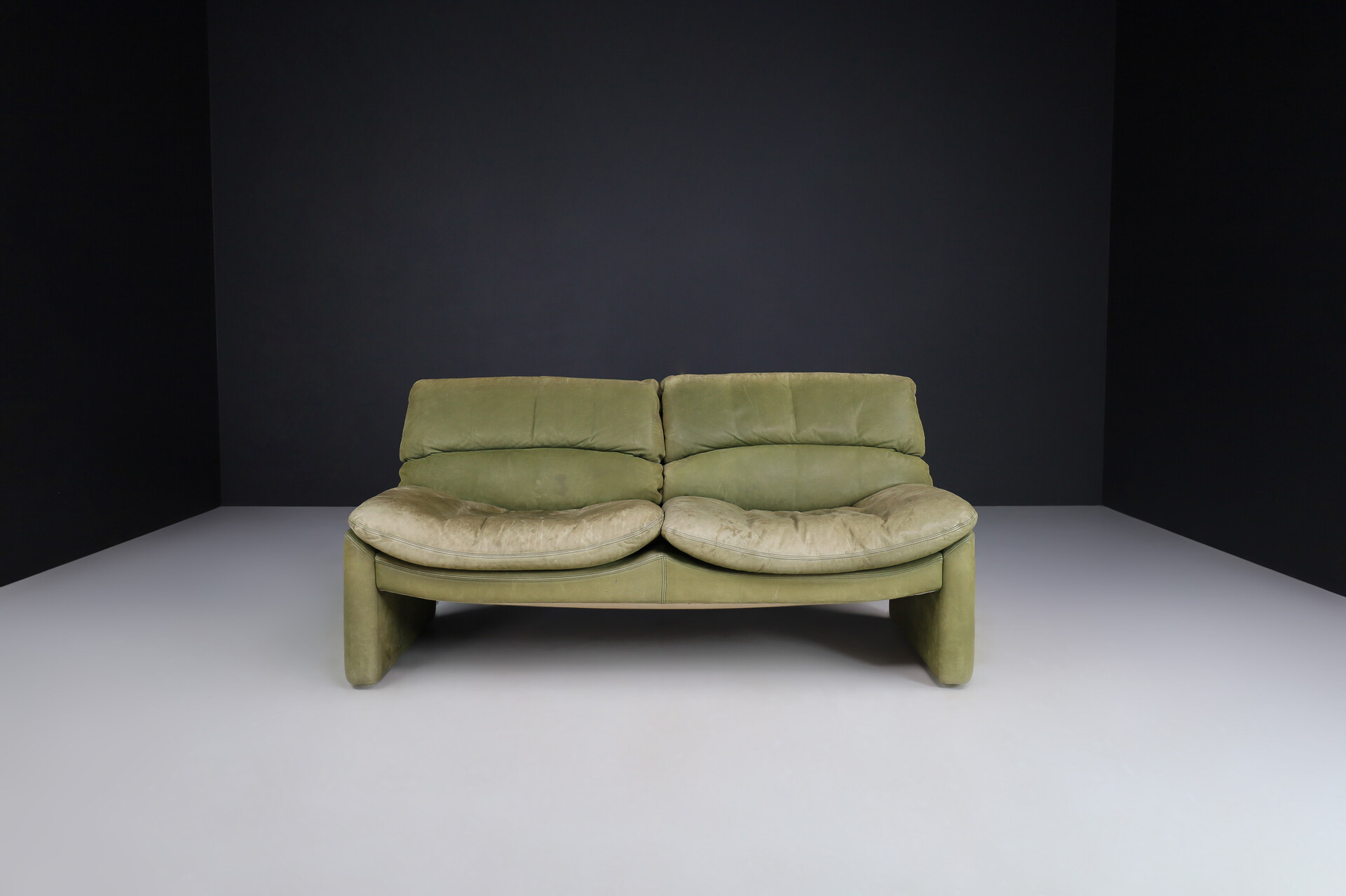 Mid century modern Patinated green  leather 2 seat sofa by Walter Knoll Germany 1970s Late-20th century