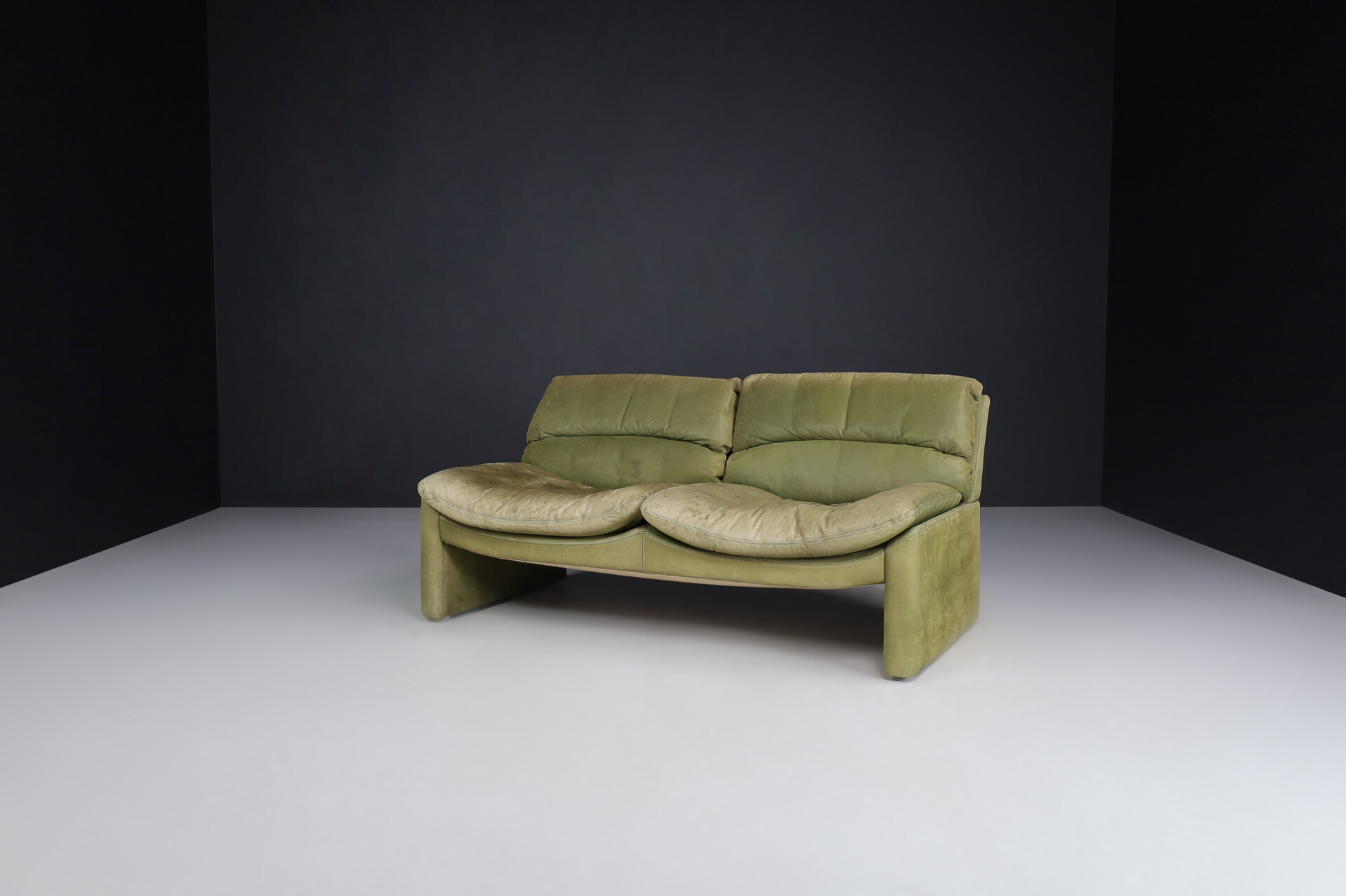 Mid century modern Patinated green  leather 2 seat sofa by Walter Knoll Germany 1970s Late-20th century