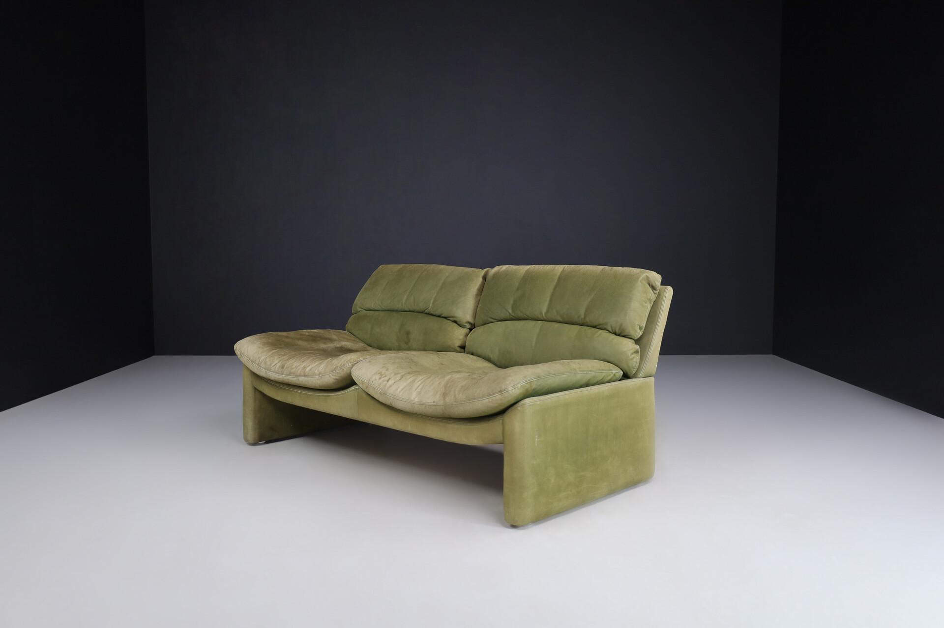 Mid century modern Patinated green  leather 2 seat sofa by Walter Knoll Germany 1970s Late-20th century