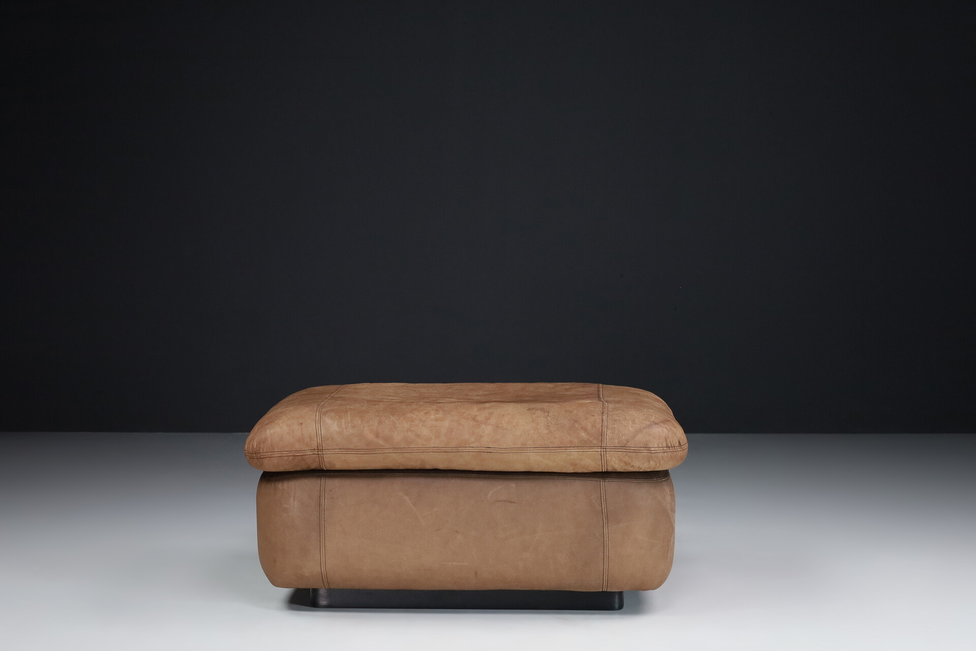 Mid century modern Patinated leather ottoman, Zwitserland, 1970s Mid-20th century