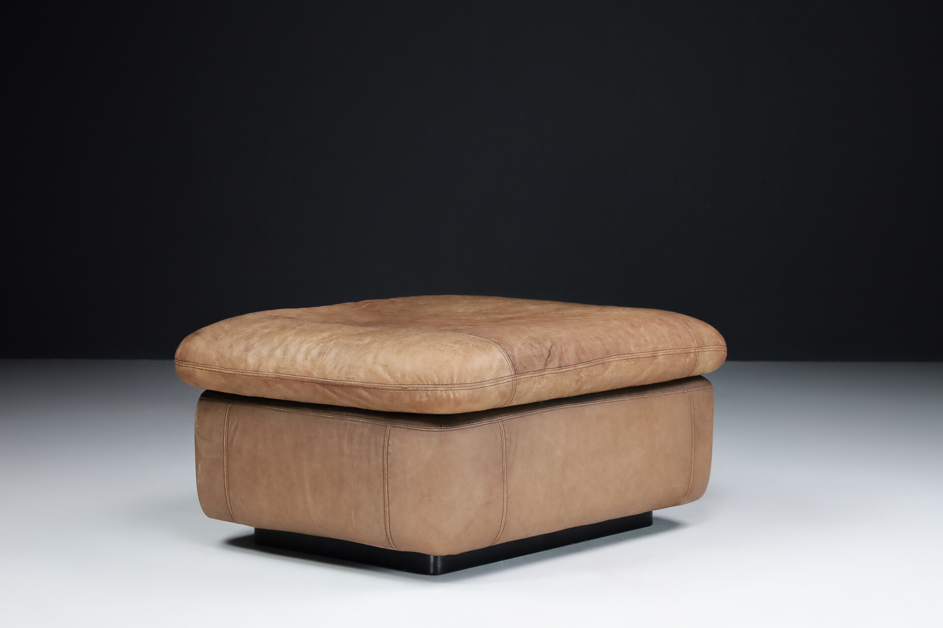 Mid century modern Patinated leather ottoman, Zwitserland, 1970s Mid-20th century