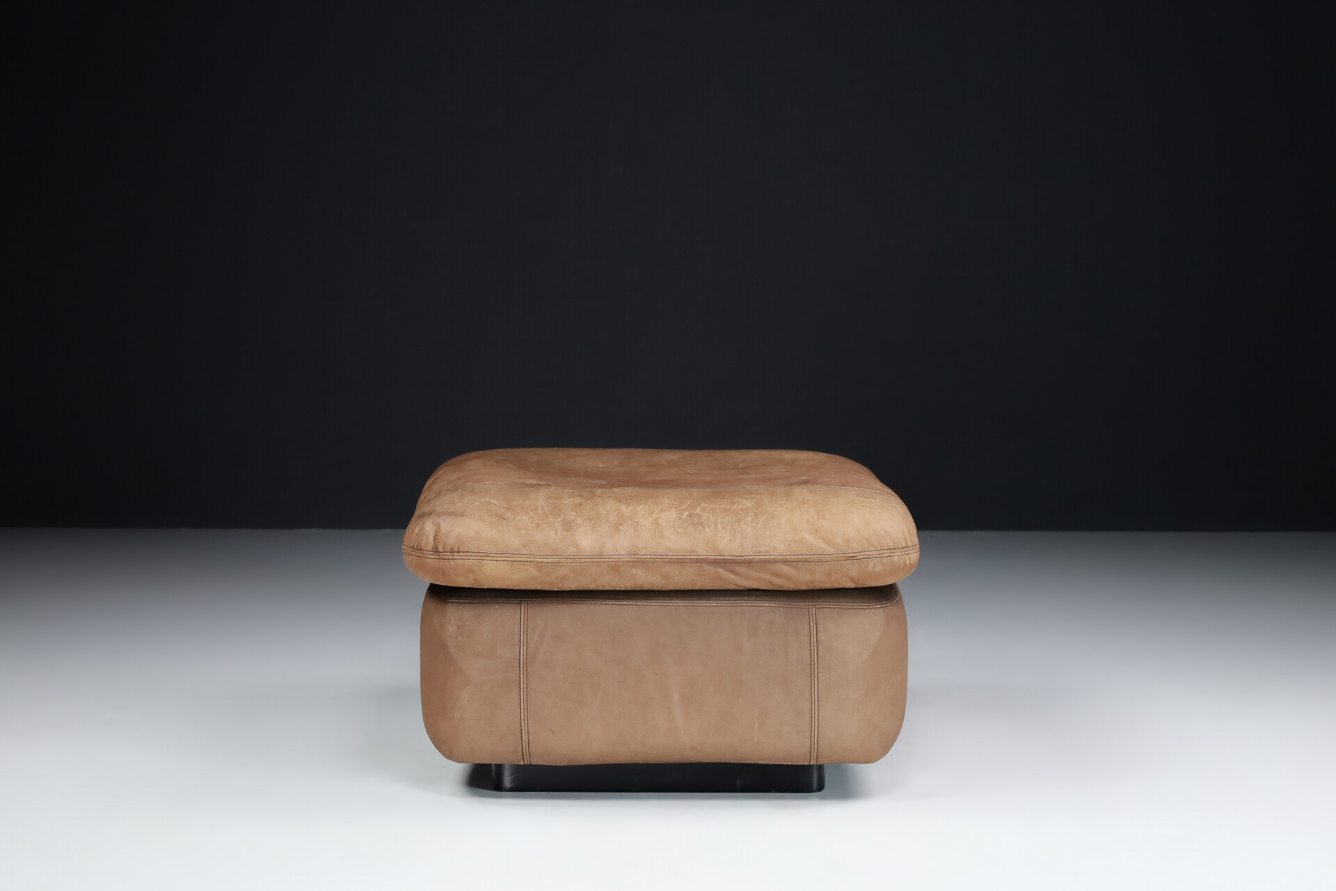 Mid century modern Patinated leather ottoman, Zwitserland, 1970s Mid-20th century