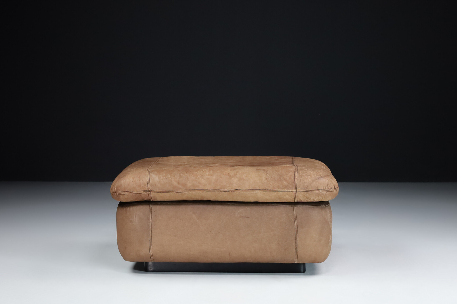 Mid century modern Patinated leather ottoman, Zwitserland, 1970s Mid-20th century