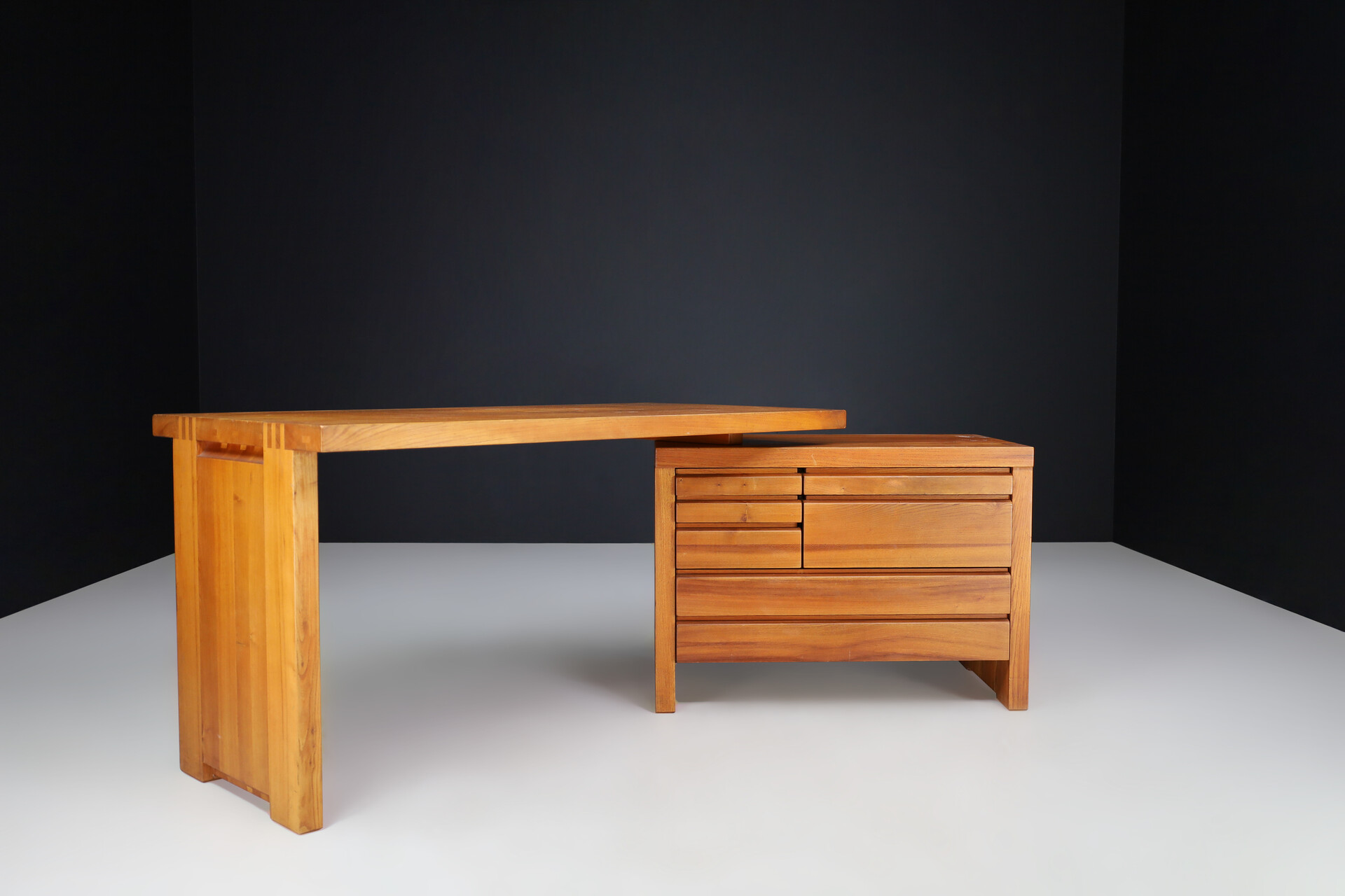 Mid century modern Pierre Chapo B19 Writing Desk in Patinated Solid Elm, France 1960s Mid-20th century
