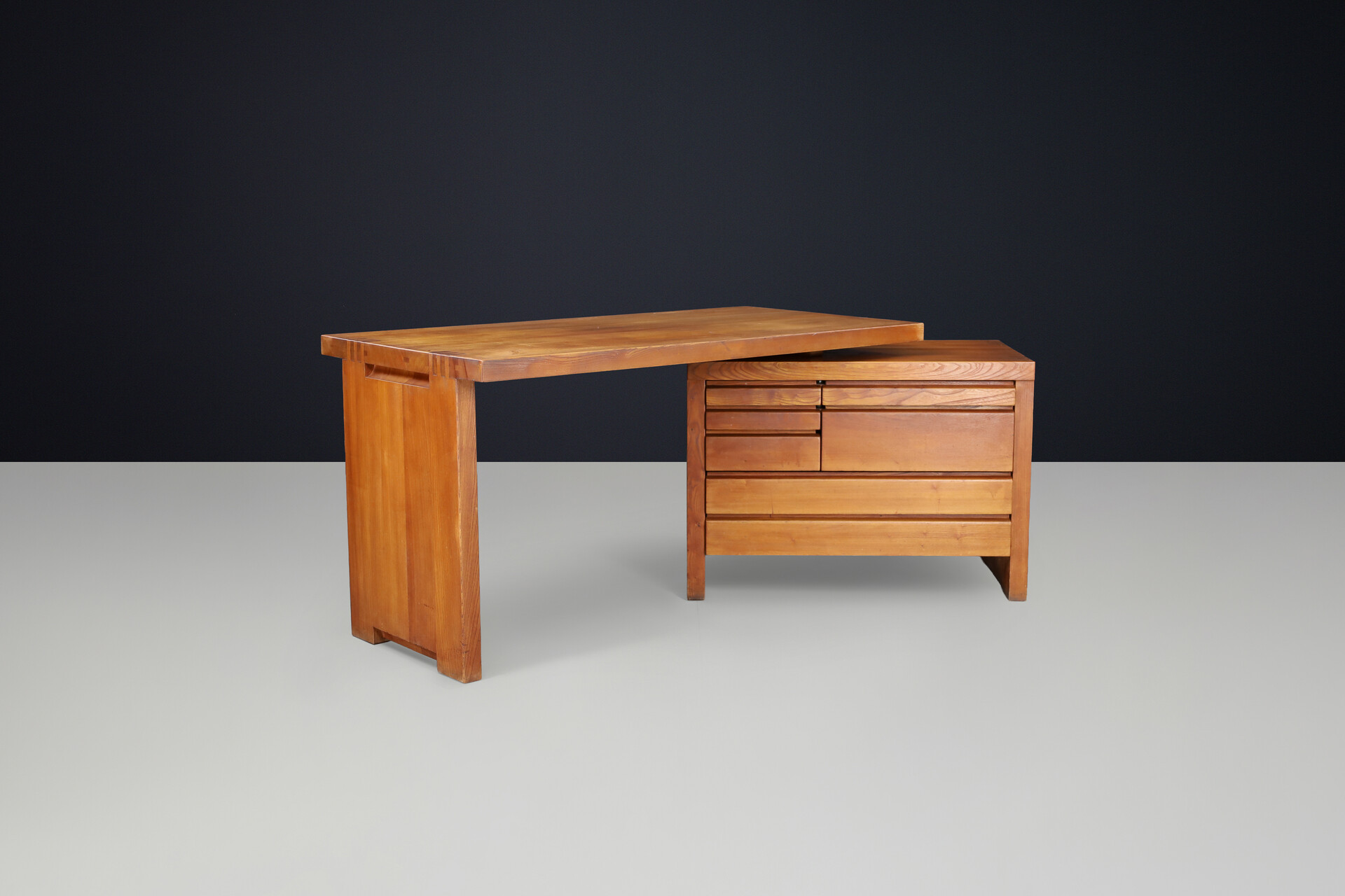 Mid century modern Pierre Chapo B19 Writing Desk in Patinated Solid Elm, France 1960s Mid-20th century