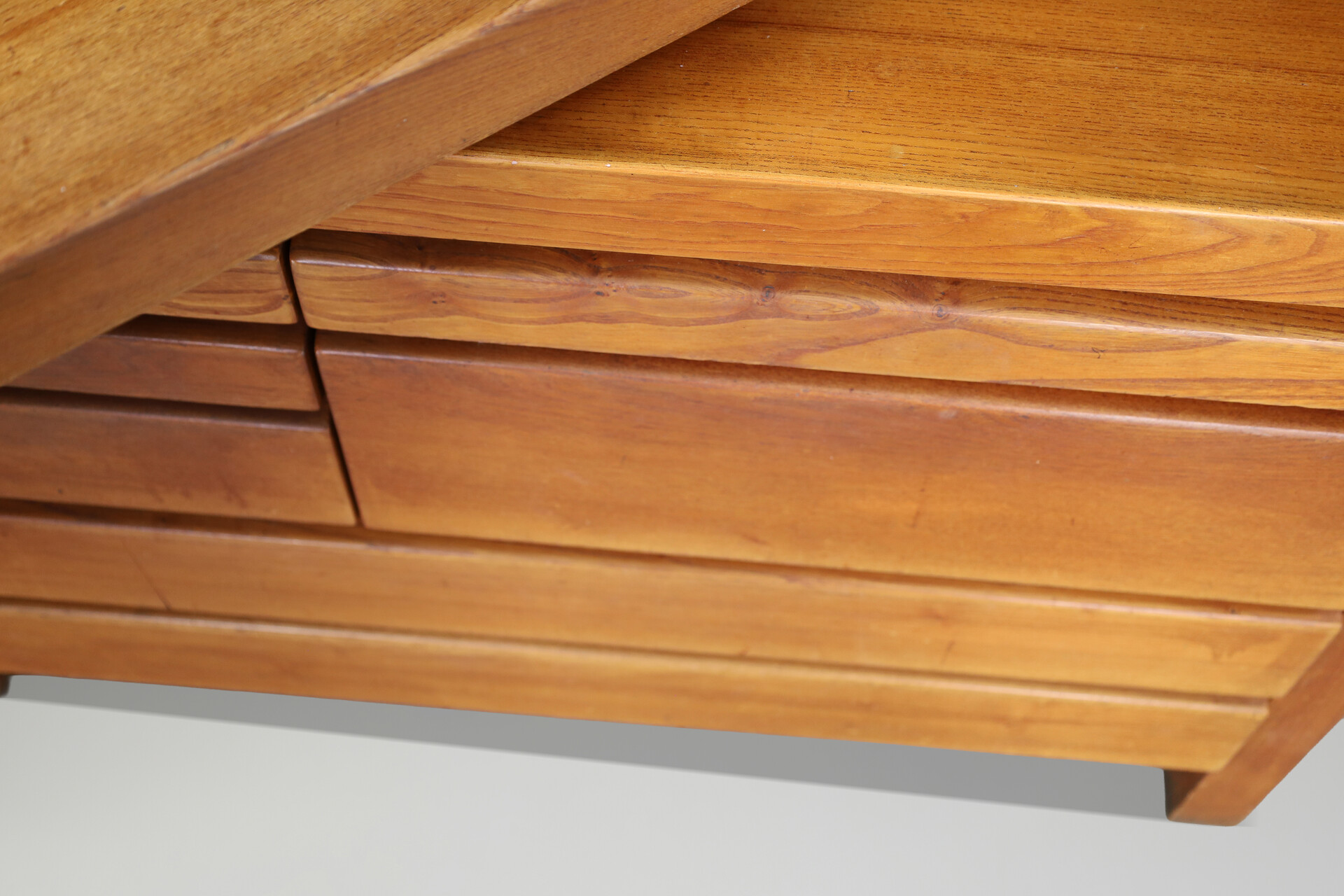 Mid century modern Pierre Chapo B19 Writing Desk in Patinated Solid Elm, France 1960s Mid-20th century