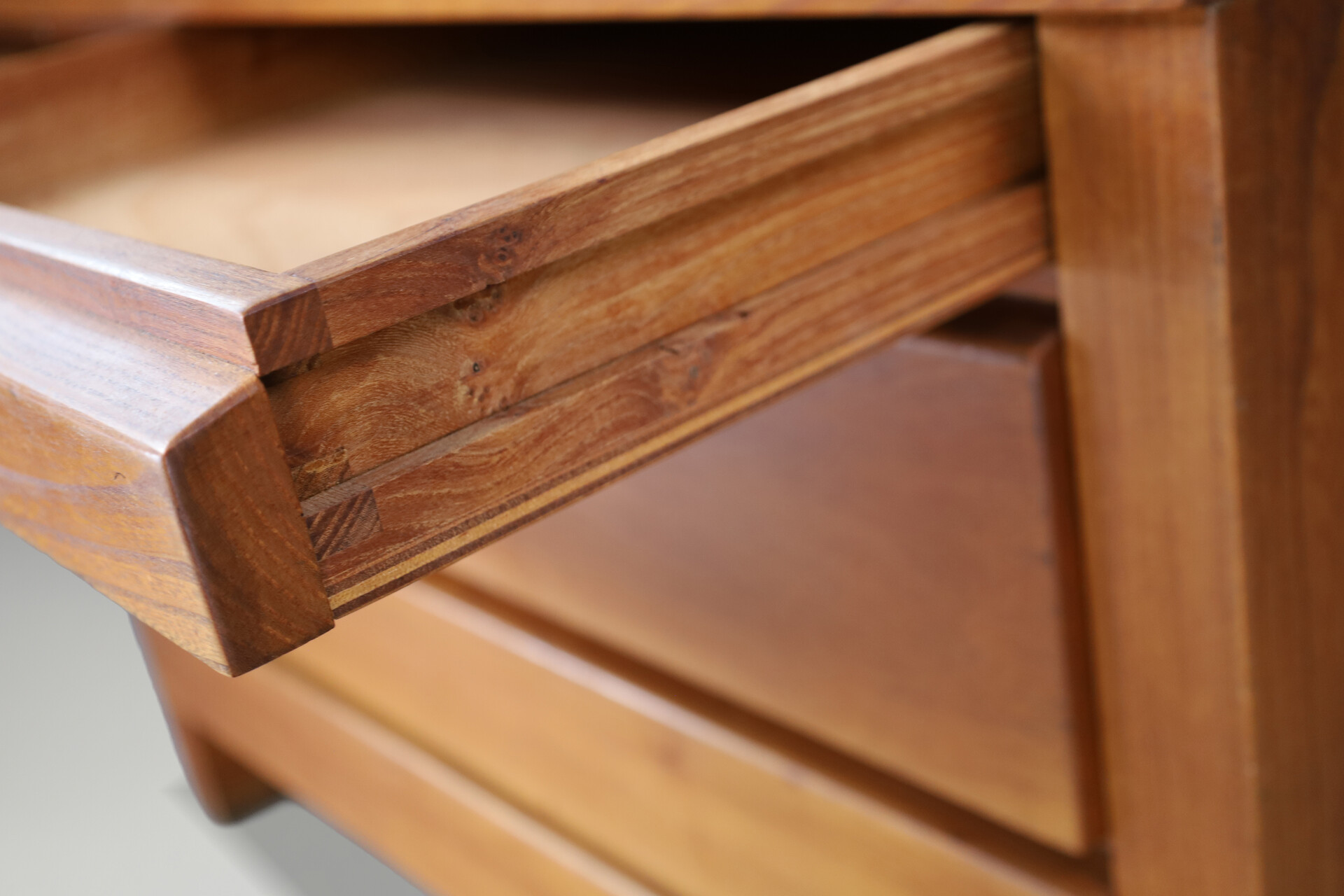 Mid century modern Pierre Chapo B19 Writing Desk in Patinated Solid Elm, France 1960s Mid-20th century