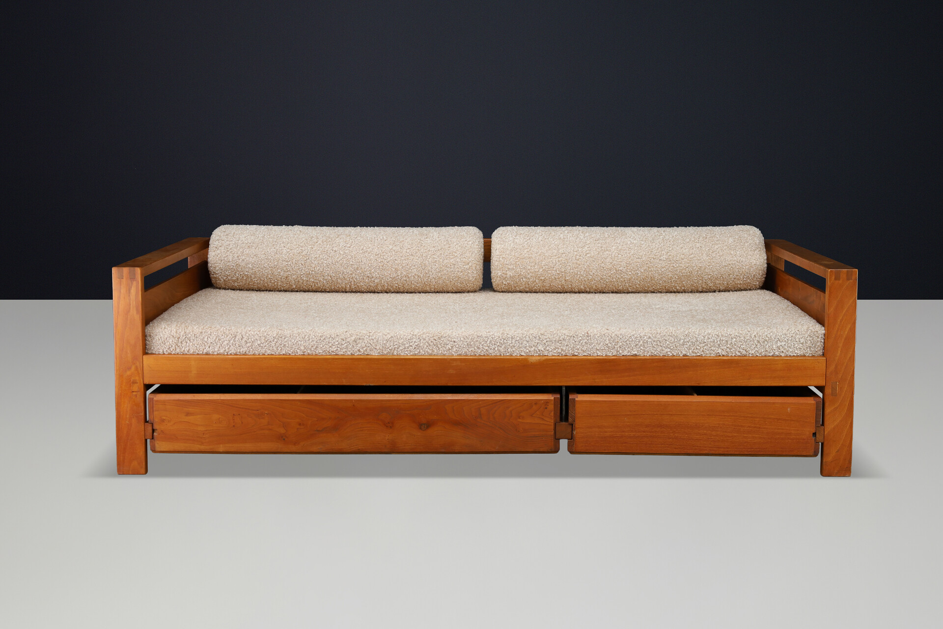 Mid century modern Pierre Chapo Solid Patinated Elm Daybed, Ecru Bouclé Upholstery, France, 1970s Mid-20th century