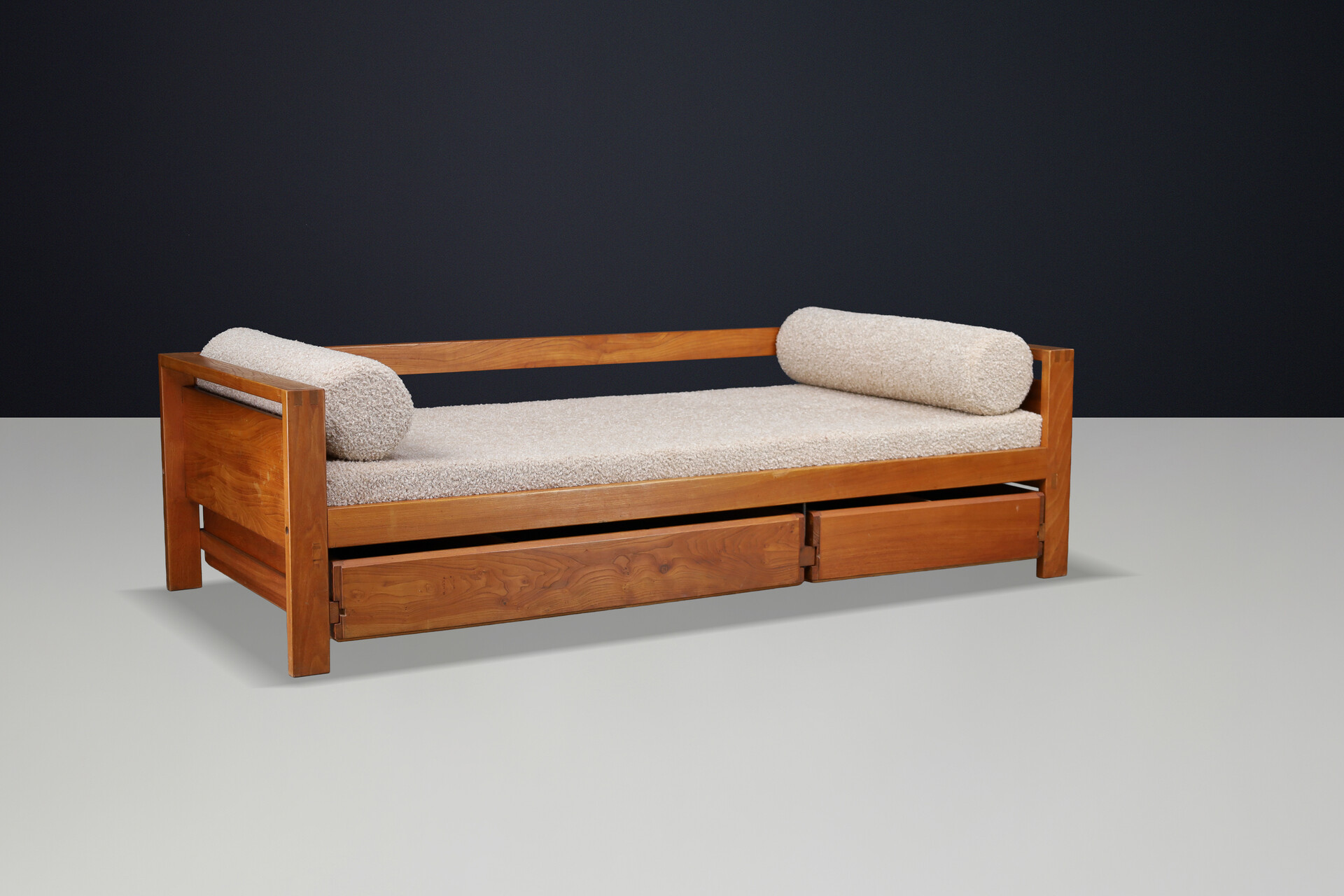 Mid century modern Pierre Chapo Solid Patinated Elm Daybed, Ecru Bouclé Upholstery, France, 1970s Mid-20th century