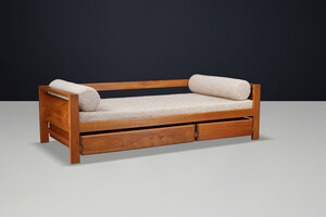 Mid century modern Pierre Chapo Solid Patinated Elm Daybed, Ecru Bouclé Upholstery, France, 1970s Mid-20th century