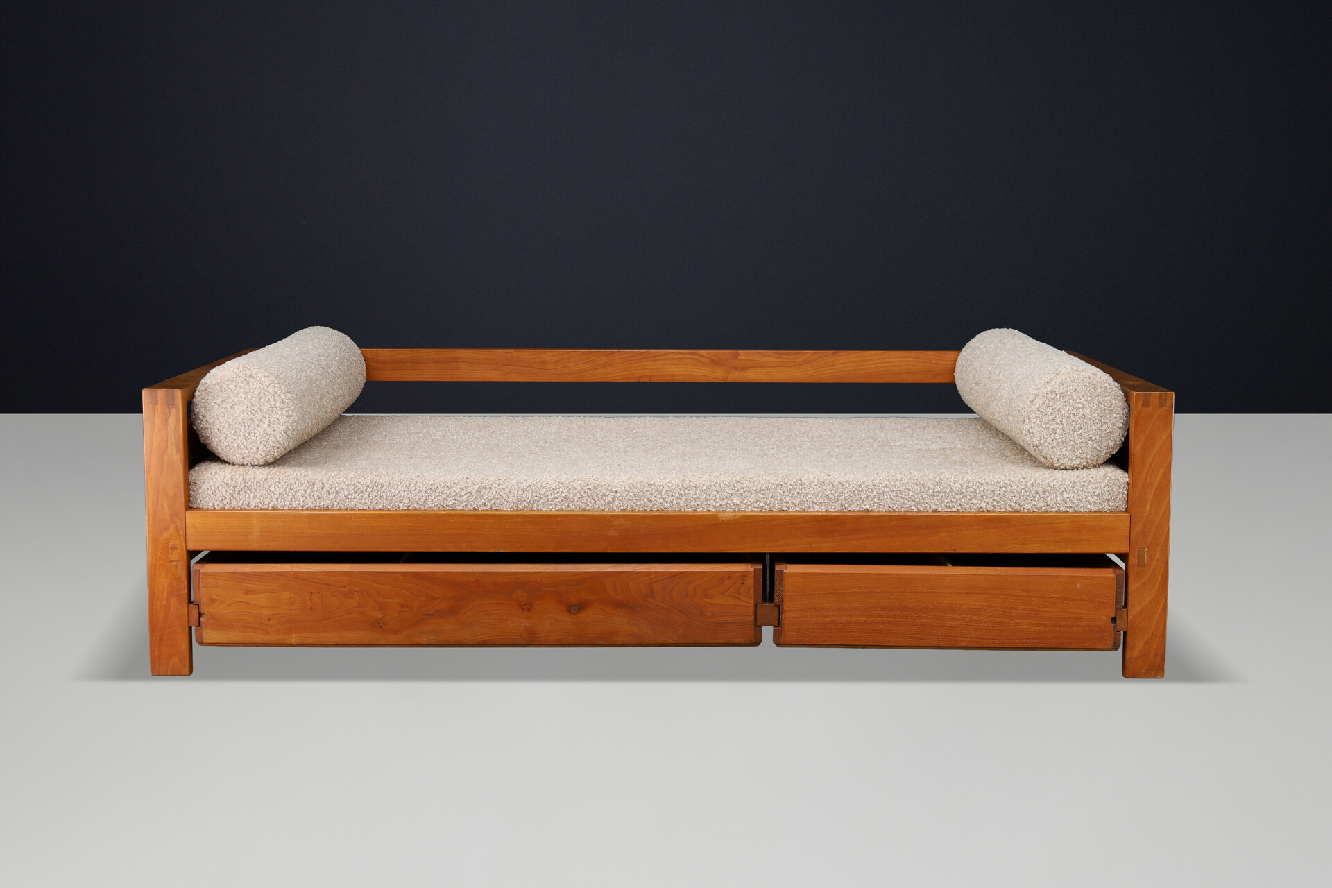 Mid century modern Pierre Chapo Solid Patinated Elm Daybed, Ecru Bouclé Upholstery, France, 1970s Mid-20th century