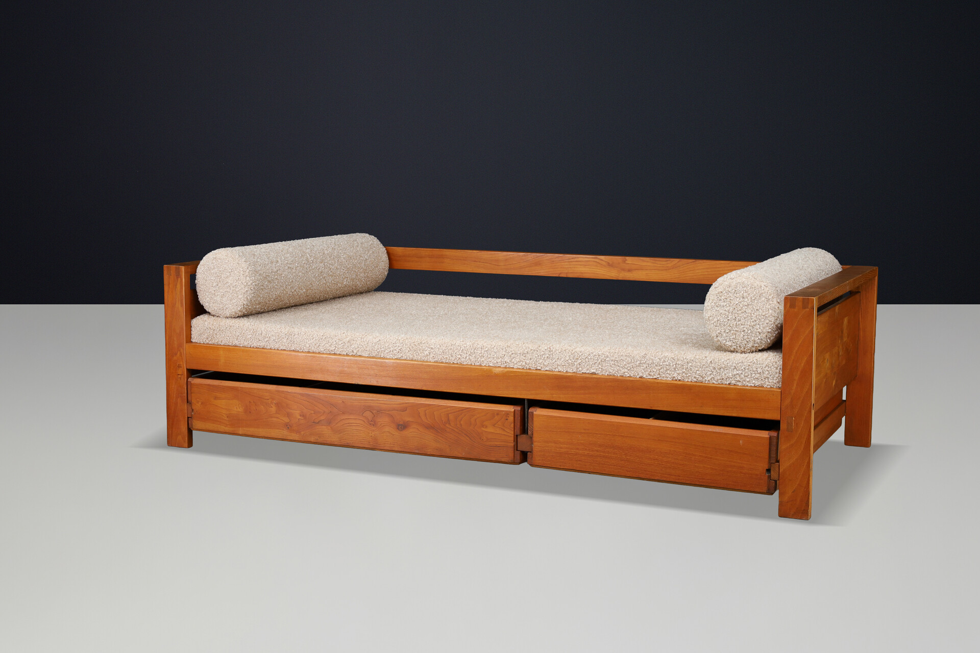 Mid century modern Pierre Chapo Solid Patinated Elm Daybed, Ecru Bouclé Upholstery, France, 1970s Mid-20th century