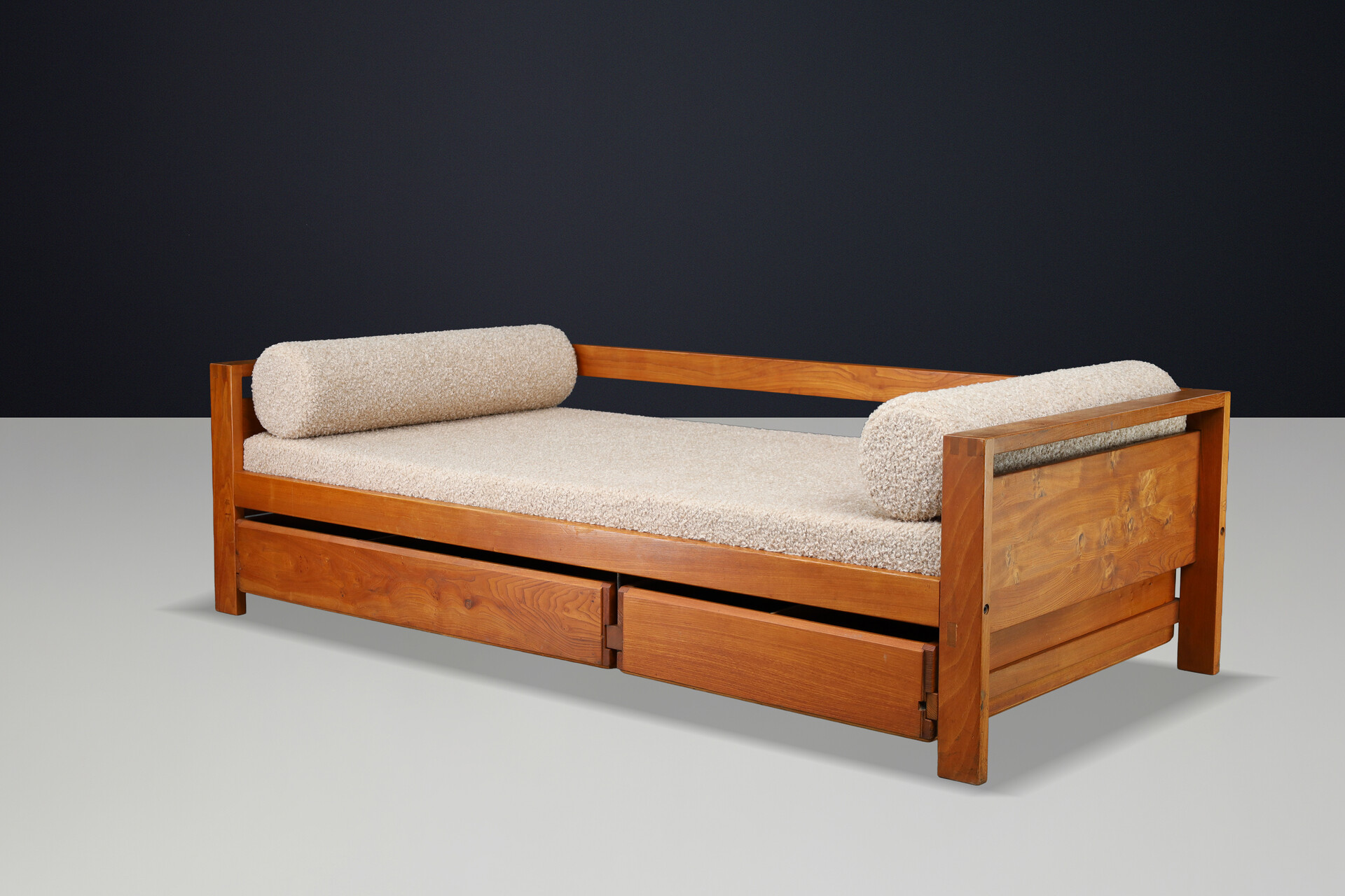 Mid century modern Pierre Chapo Solid Patinated Elm Daybed, Ecru Bouclé Upholstery, France, 1970s Mid-20th century