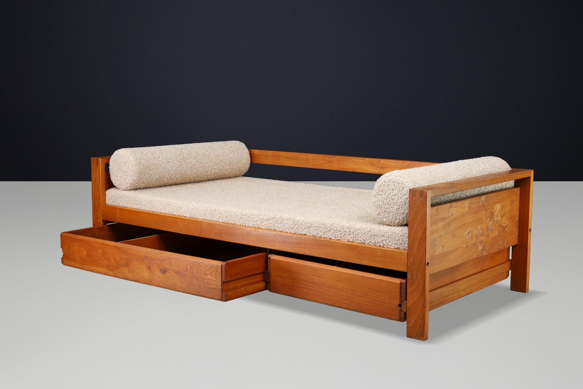 Mid century modern Pierre Chapo Solid Patinated Elm Daybed, Ecru Bouclé Upholstery, France, 1970s Mid-20th century