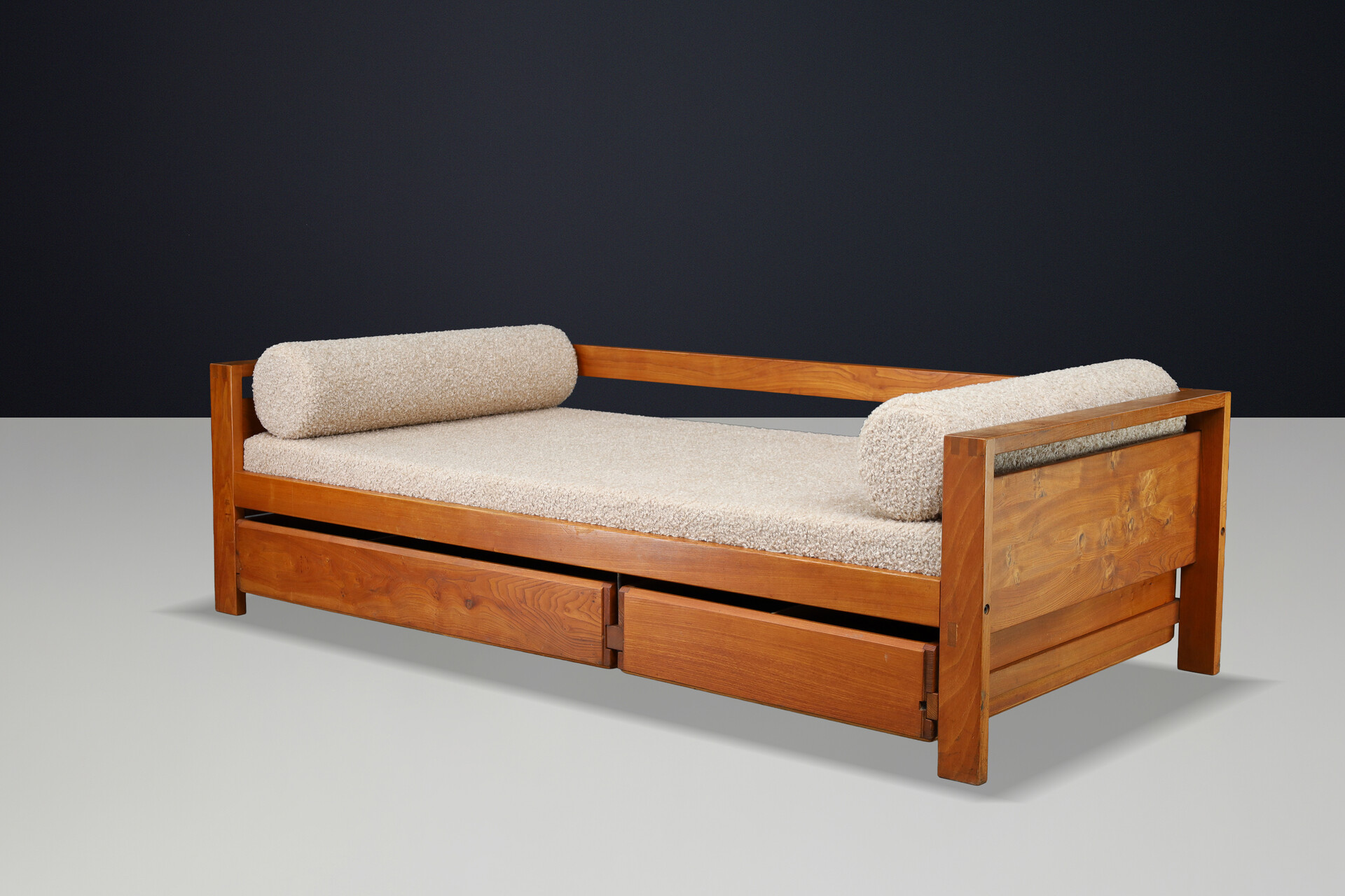 Mid century modern Pierre Chapo Solid Patinated Elm Daybed, Ecru Bouclé Upholstery, France, 1970s Mid-20th century