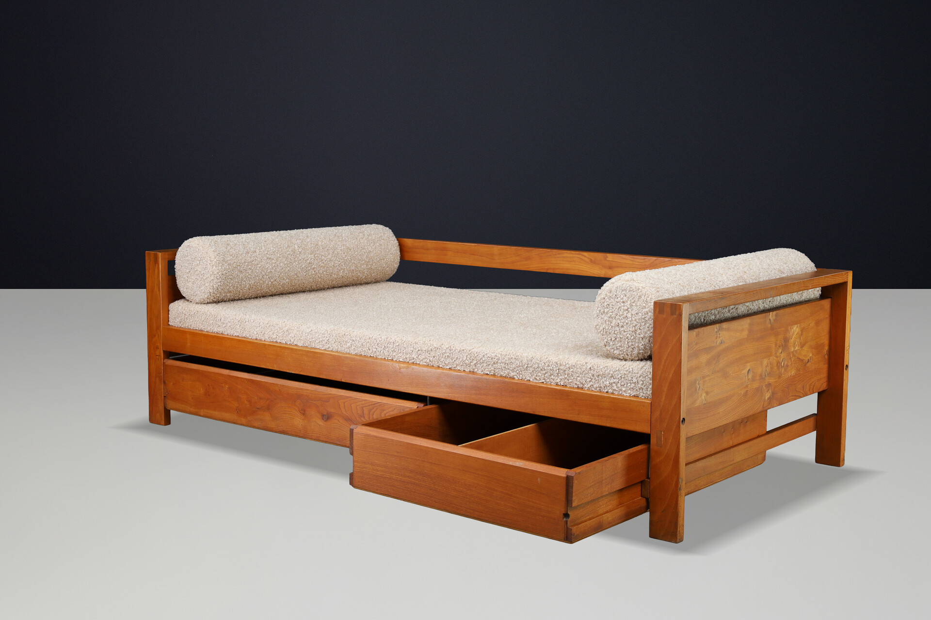 Mid century modern Pierre Chapo Solid Patinated Elm Daybed, Ecru Bouclé Upholstery, France, 1970s Mid-20th century