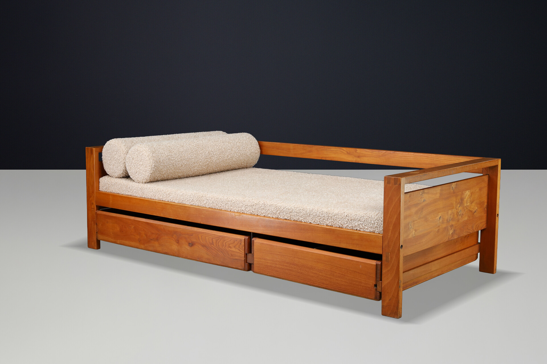Mid century modern Pierre Chapo Solid Patinated Elm Daybed, Ecru Bouclé Upholstery, France, 1970s Mid-20th century