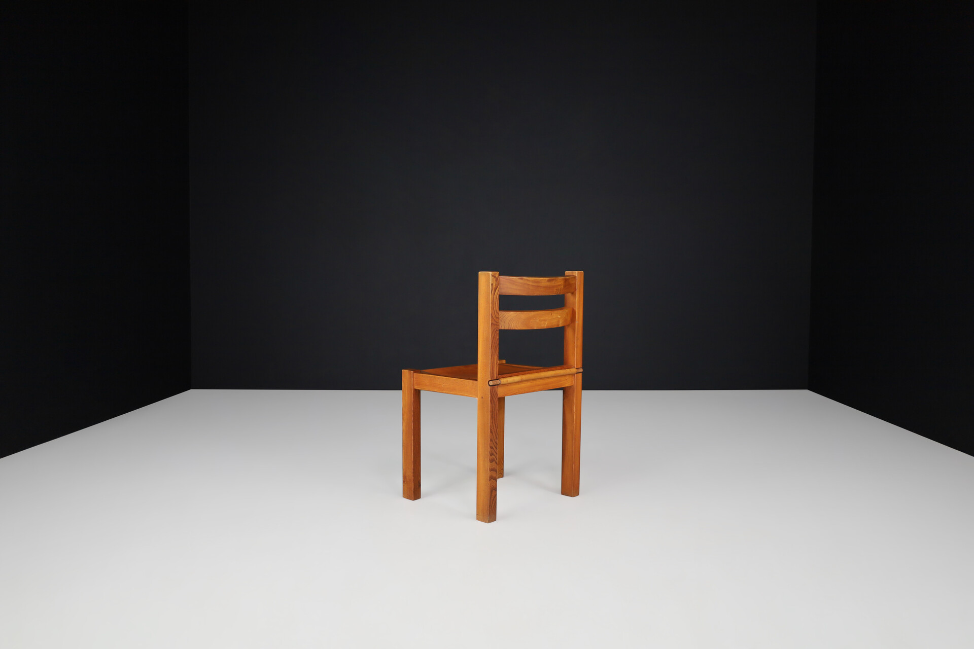 Mid century modern Pierre Chapo Style Dining chairs In saddle leather and Elm, France 1960s Mid-20th century