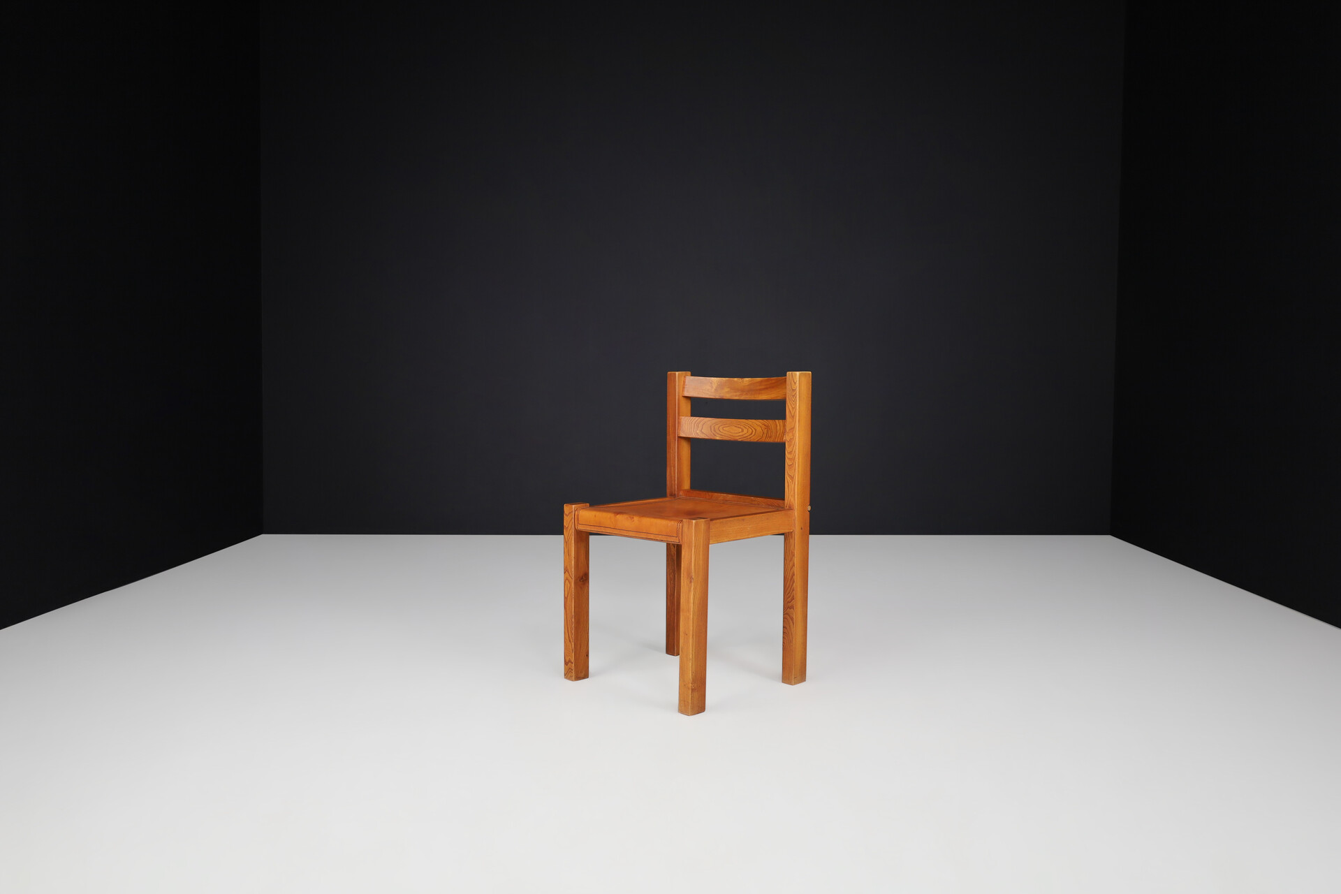 Mid century modern Pierre Chapo Style Dining chairs In saddle leather and Elm, France 1960s Mid-20th century