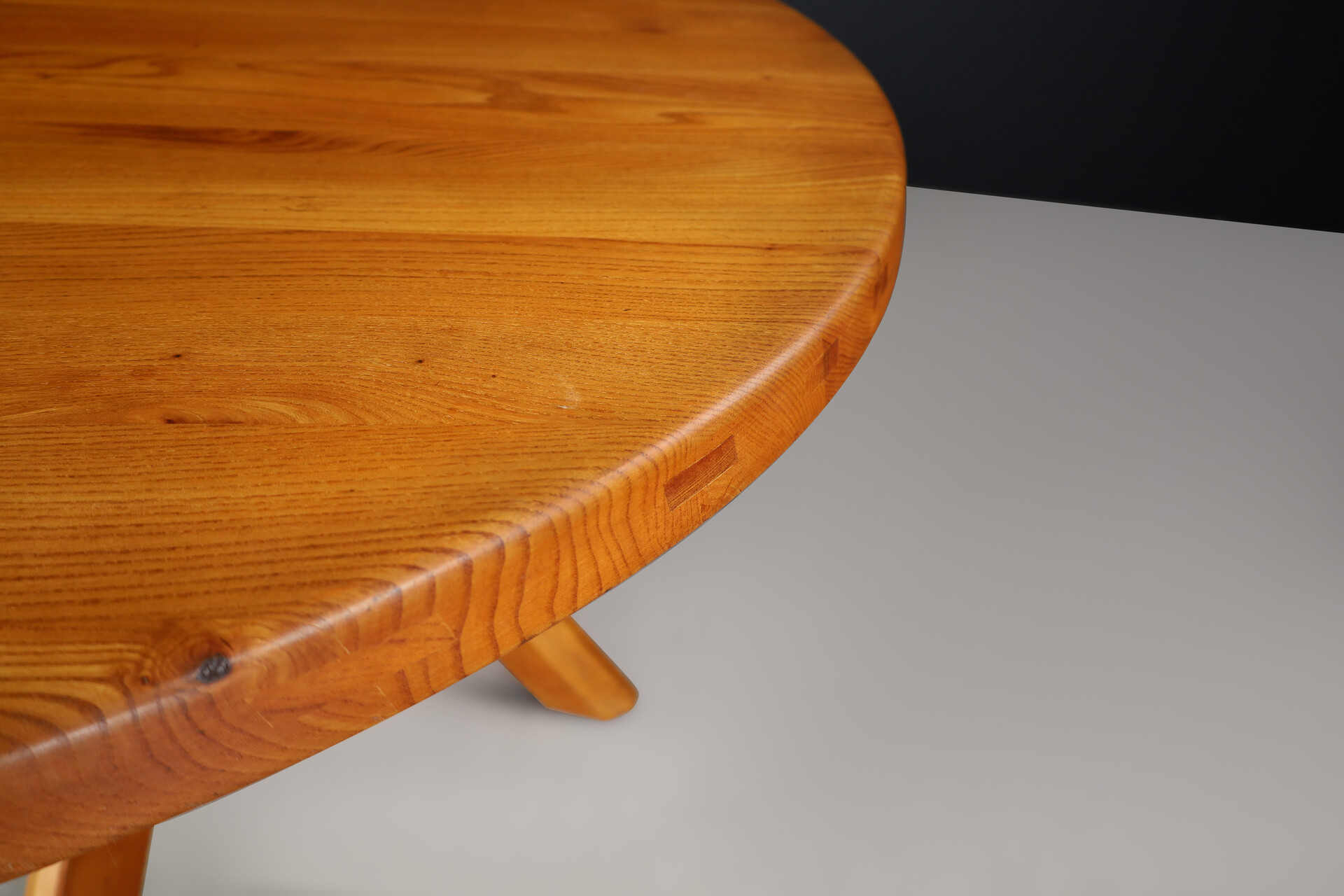 Mid century modern Pierre Chapo 'T21C' Sfax Round Dining Table made of Solid Elm, France 1969 Mid-20th century