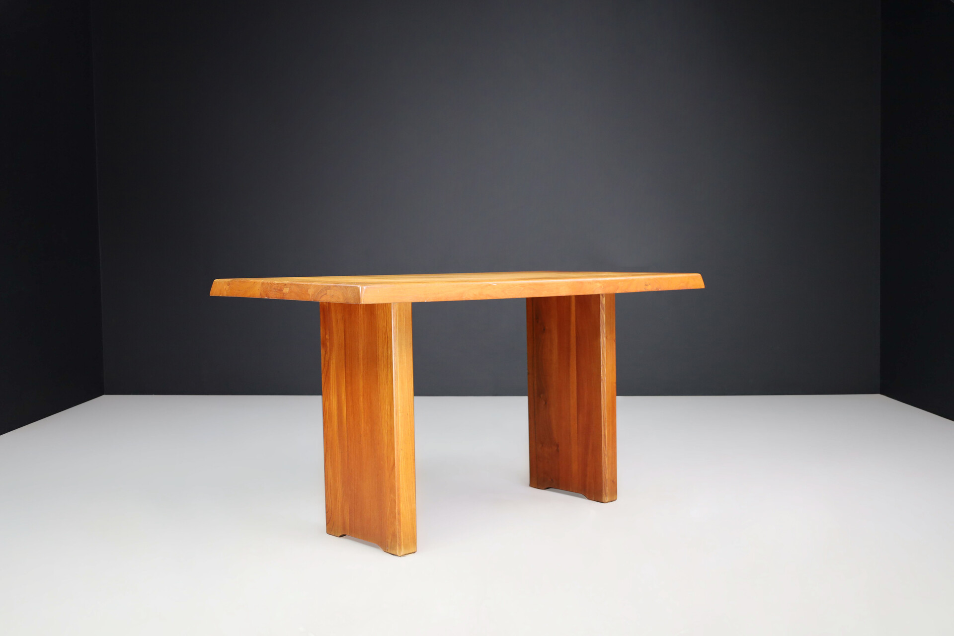 Mid century modern Pierre Chapo, Table or Desk in Elm Model T14A, France, 1960s Mid-20th century