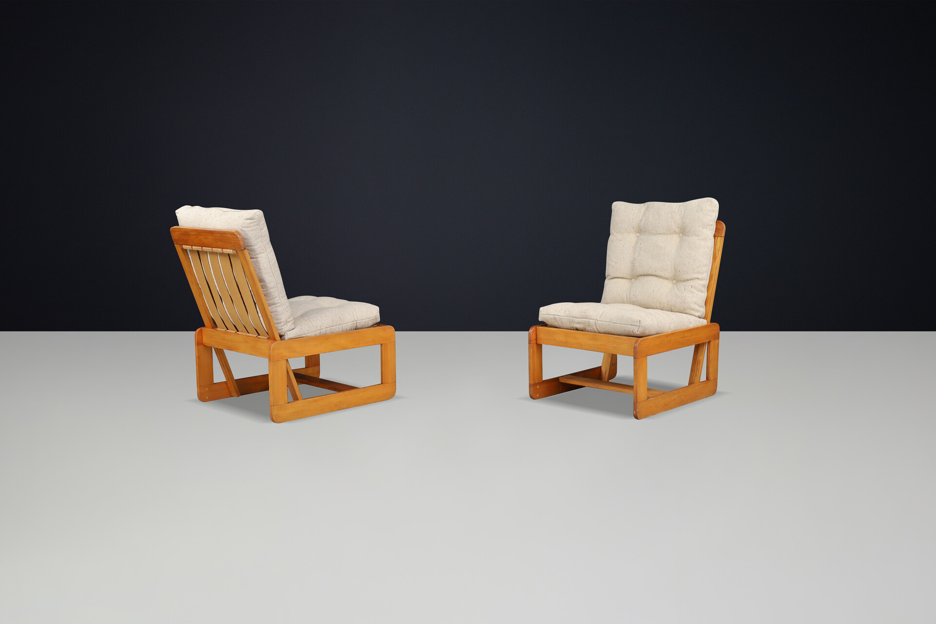 Mid century modern Pinewood lounge chairs in original jute fabric Italy 1970 Mid-20th century