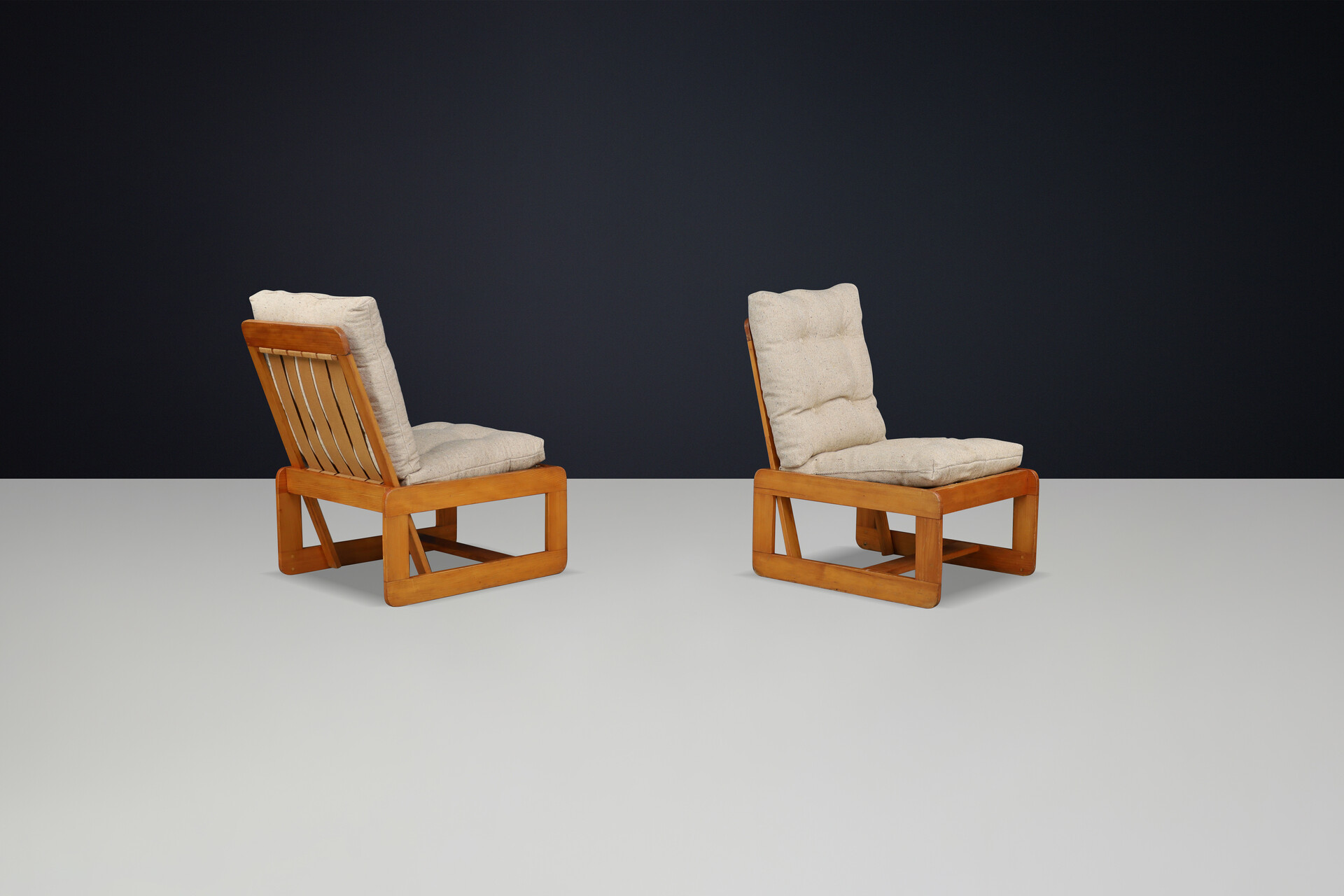 Mid century modern Pinewood lounge chairs in original jute fabric Italy 1970 Mid-20th century