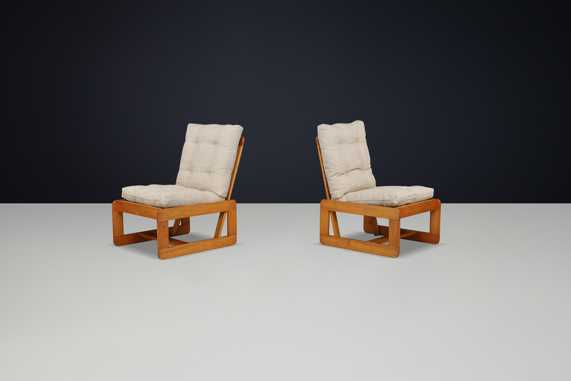 Mid century modern Pinewood lounge chairs in original jute fabric Italy 1970 Mid-20th century