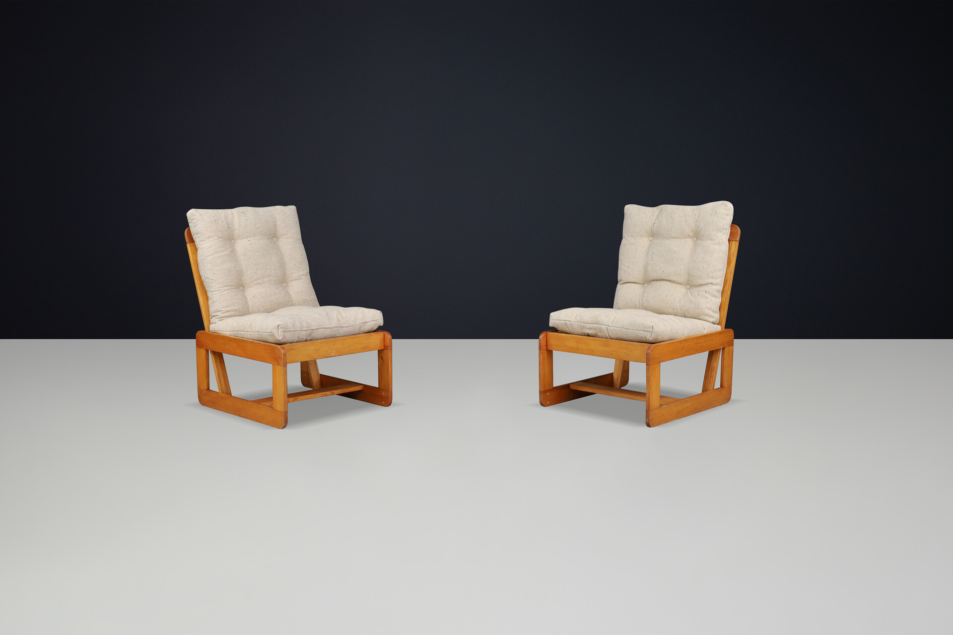 Mid century modern Pinewood lounge chairs in original jute fabric Italy 1970 Mid-20th century