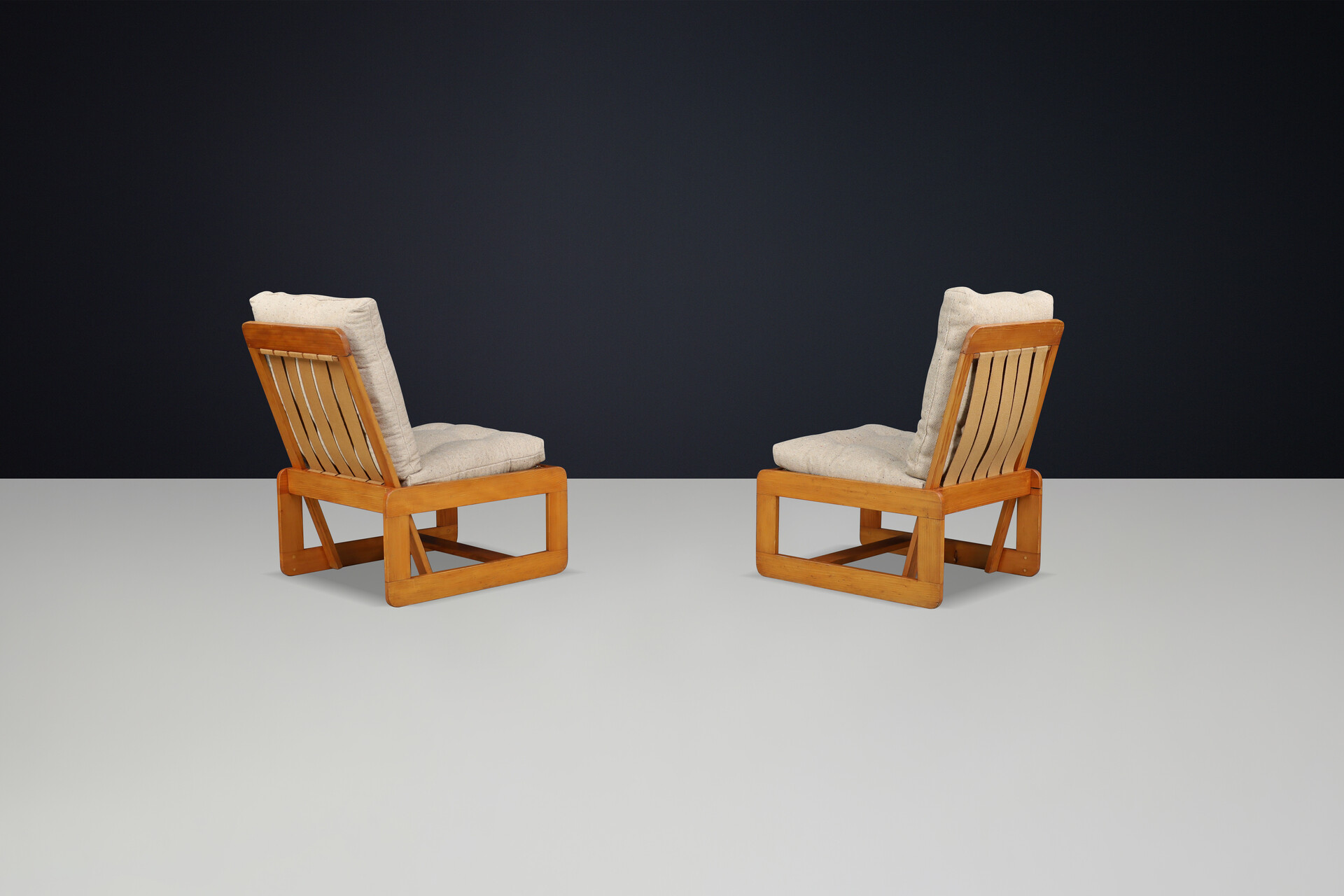 Mid century modern Pinewood lounge chairs in original jute fabric Italy 1970 Mid-20th century