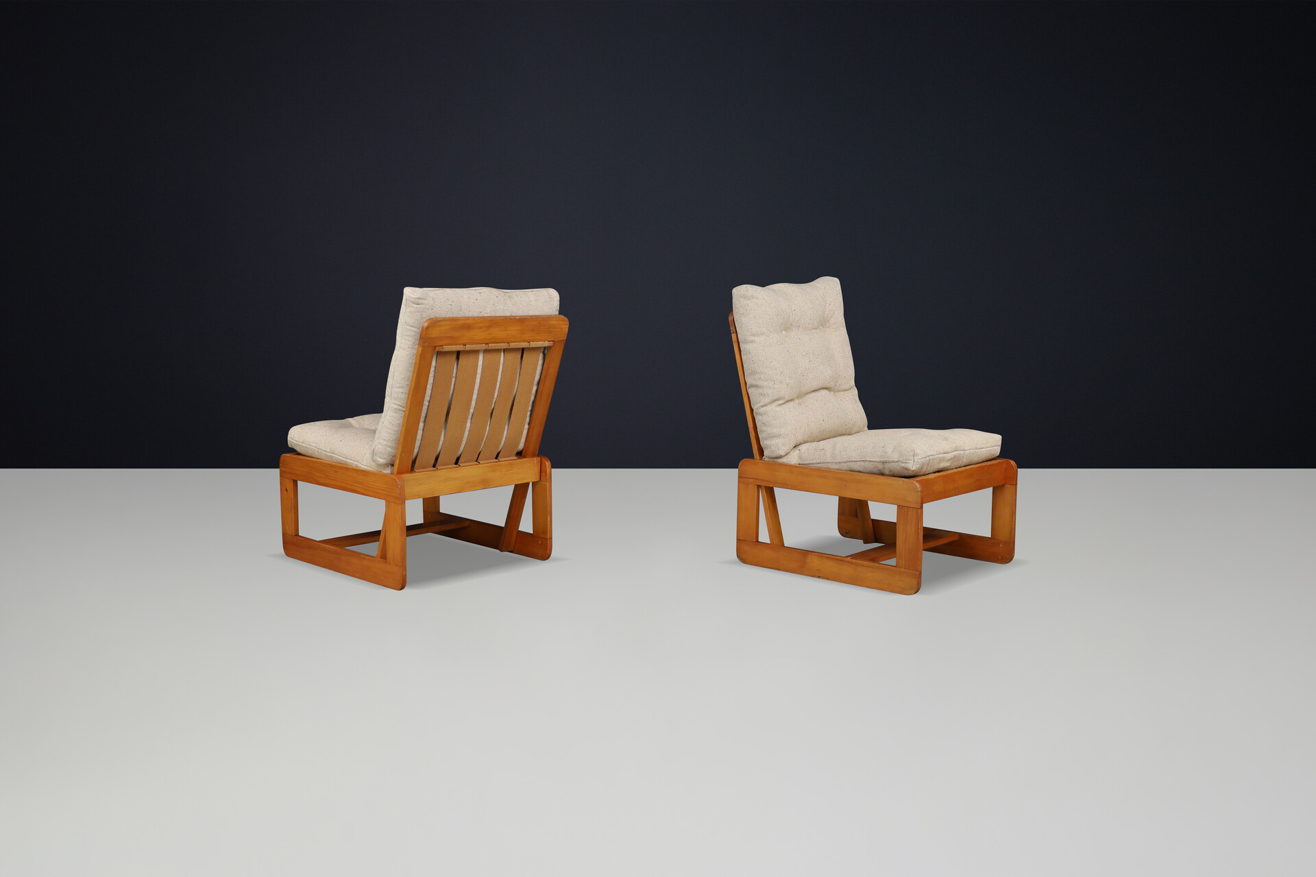 Mid century modern Pinewood lounge chairs in original jute fabric Italy 1970 Mid-20th century
