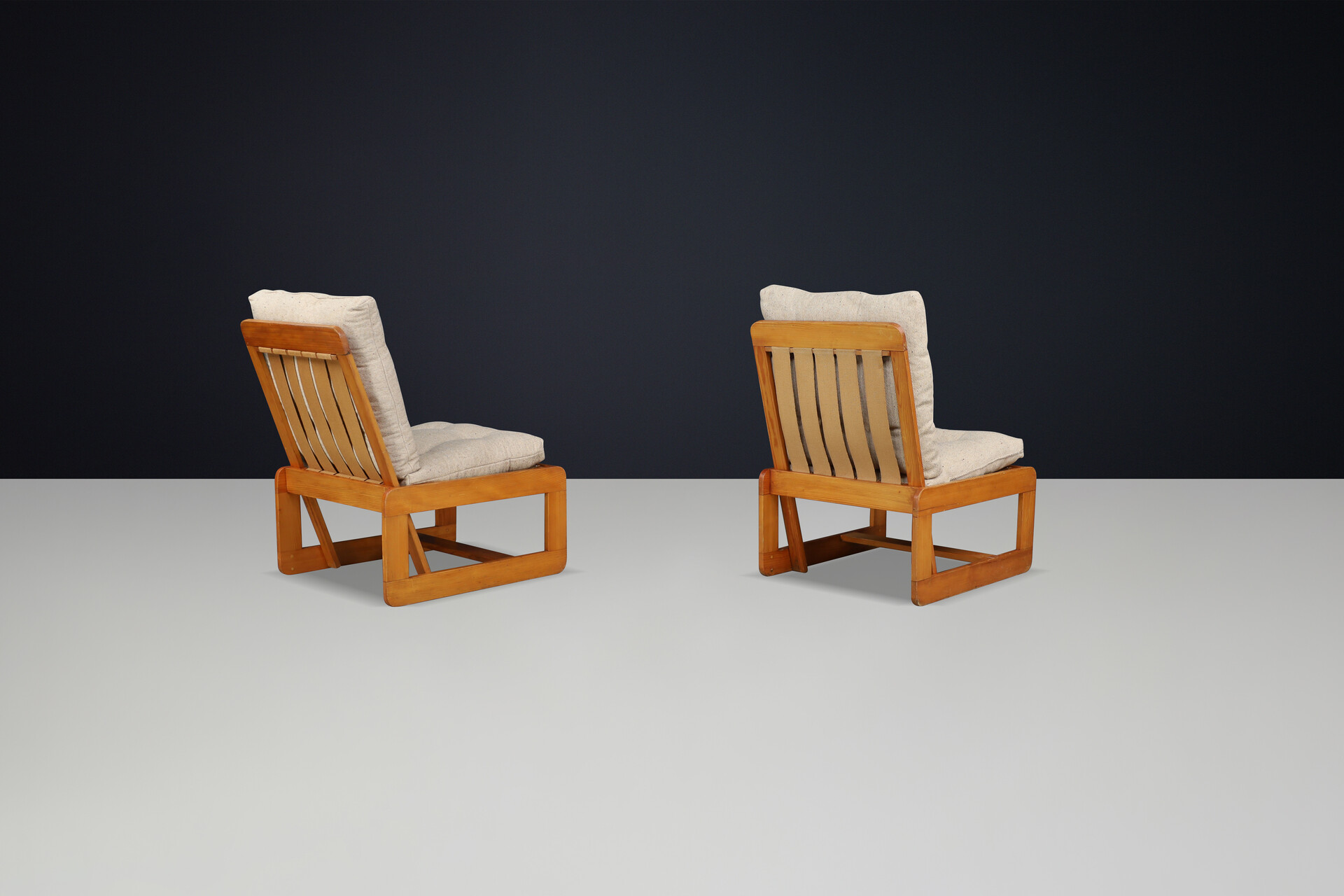 Mid century modern Pinewood lounge chairs in original jute fabric Italy 1970 Mid-20th century