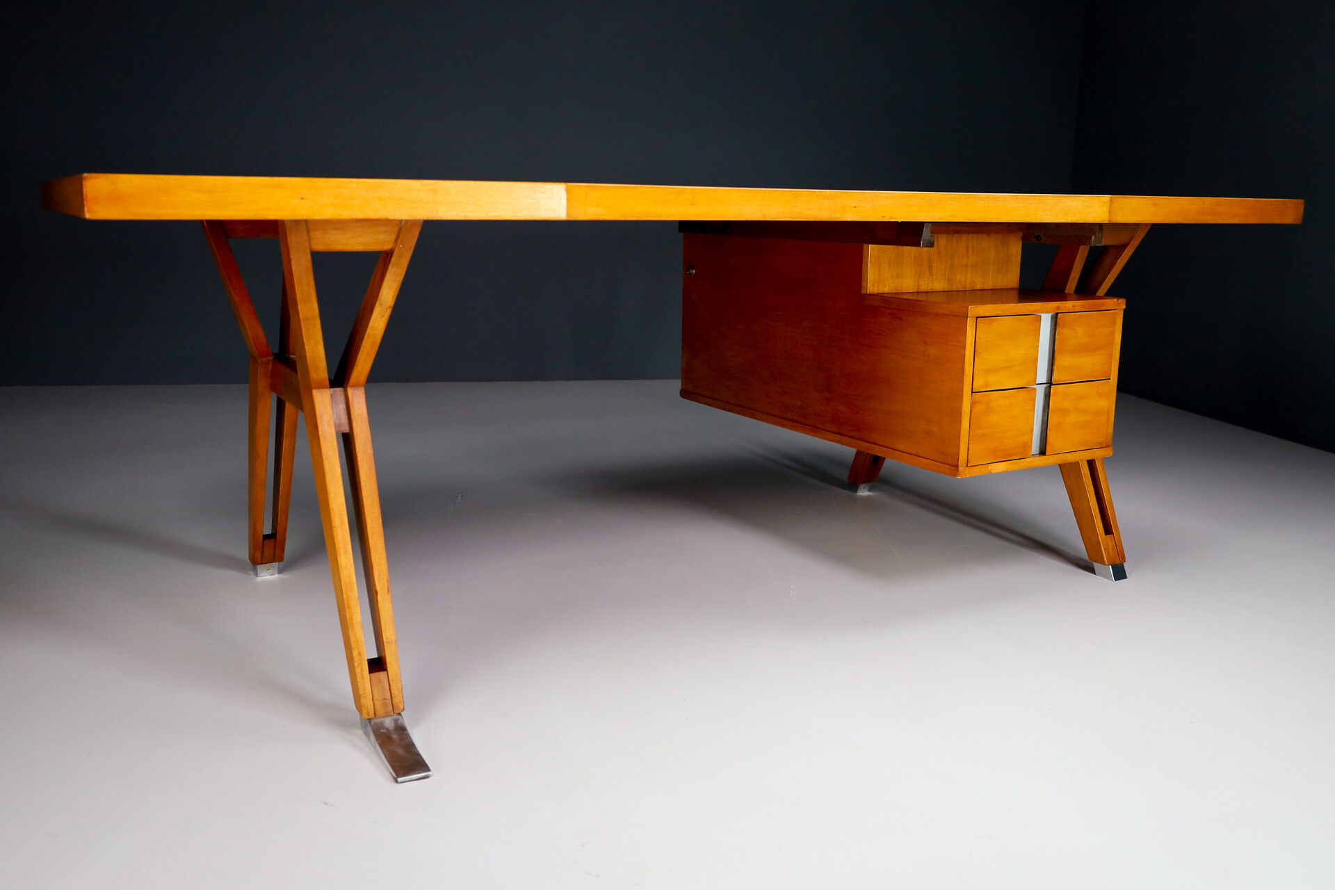 Mid century modern Presidential Desk Blond Polished Wood Design by Ico Parisi for Mim , Italy 1950s Mid-20th century