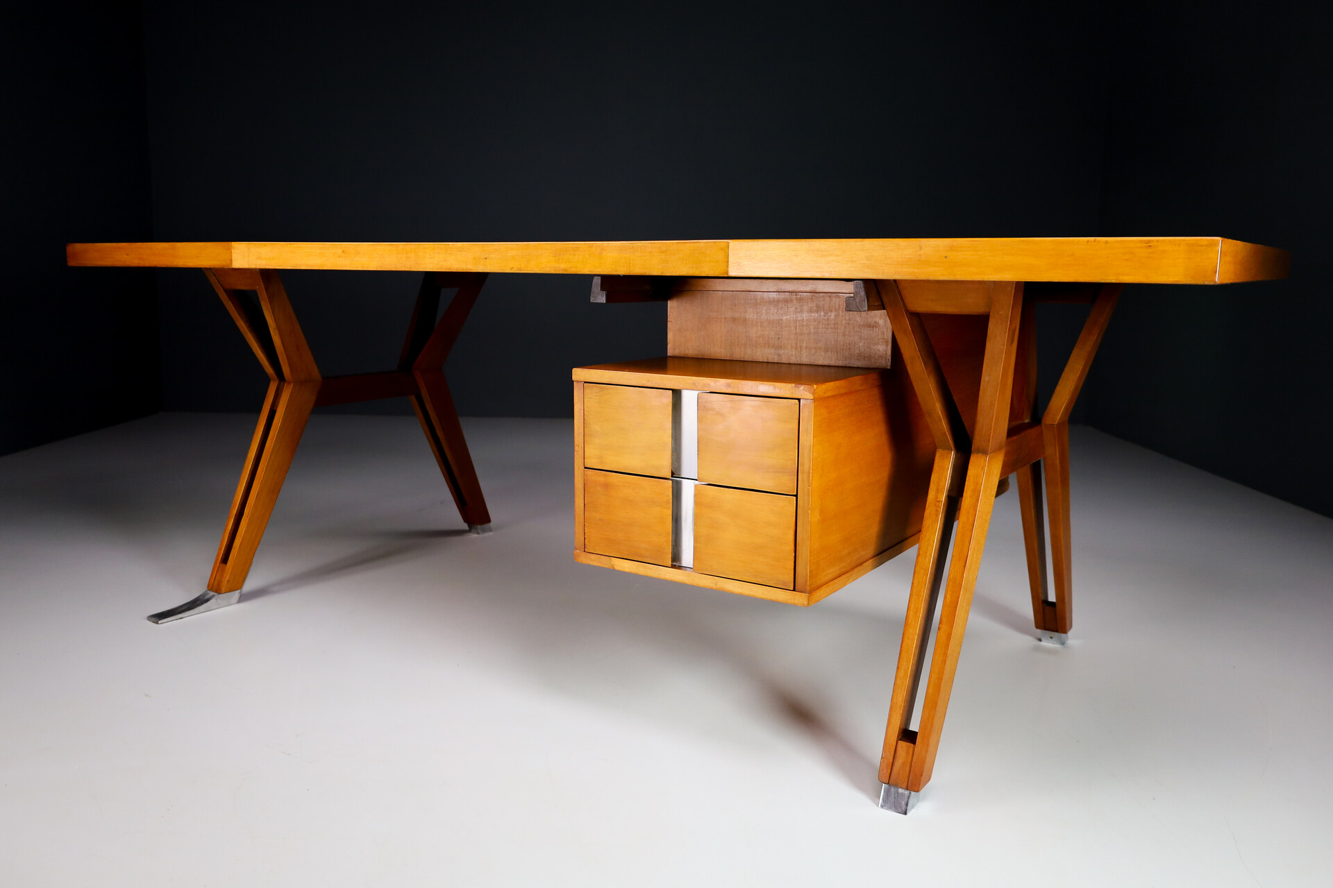 Mid century modern Presidential Desk Blond Polished Wood Design by Ico Parisi for Mim , Italy 1950s Mid-20th century