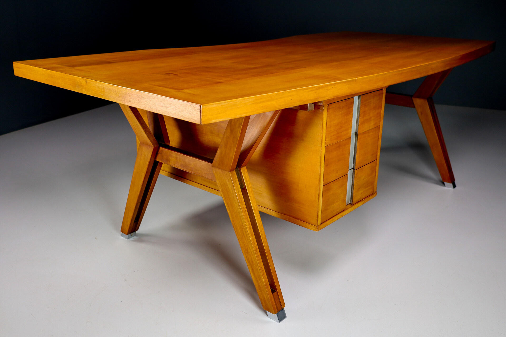 Mid century modern Presidential Desk Blond Polished Wood Design by Ico Parisi for Mim , Italy 1950s Mid-20th century