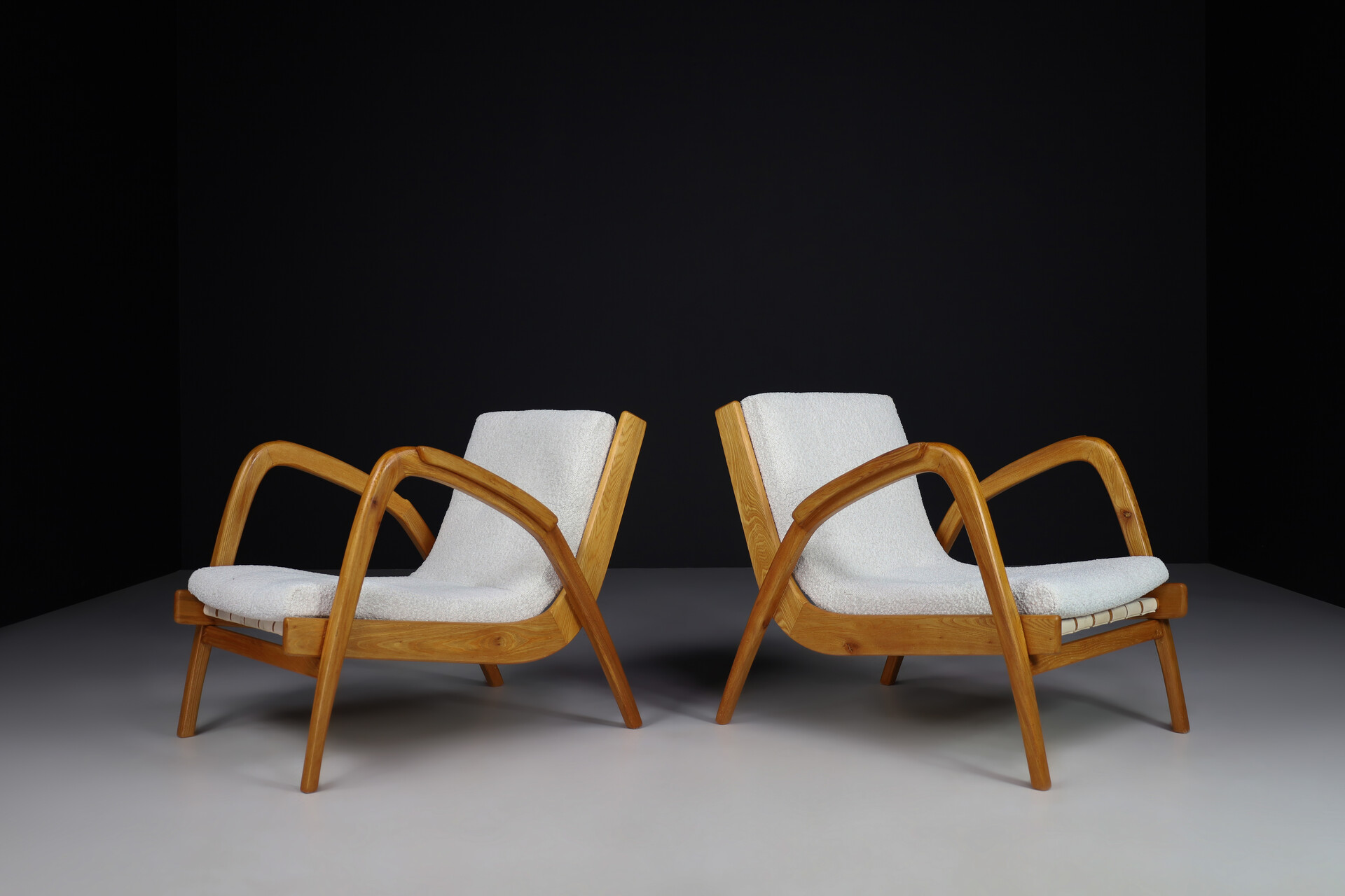 Mid century modern Reupholstered Lounge Chairs with Dynamic Bentwood Frame Praque, the 1940s. Mid-20th century