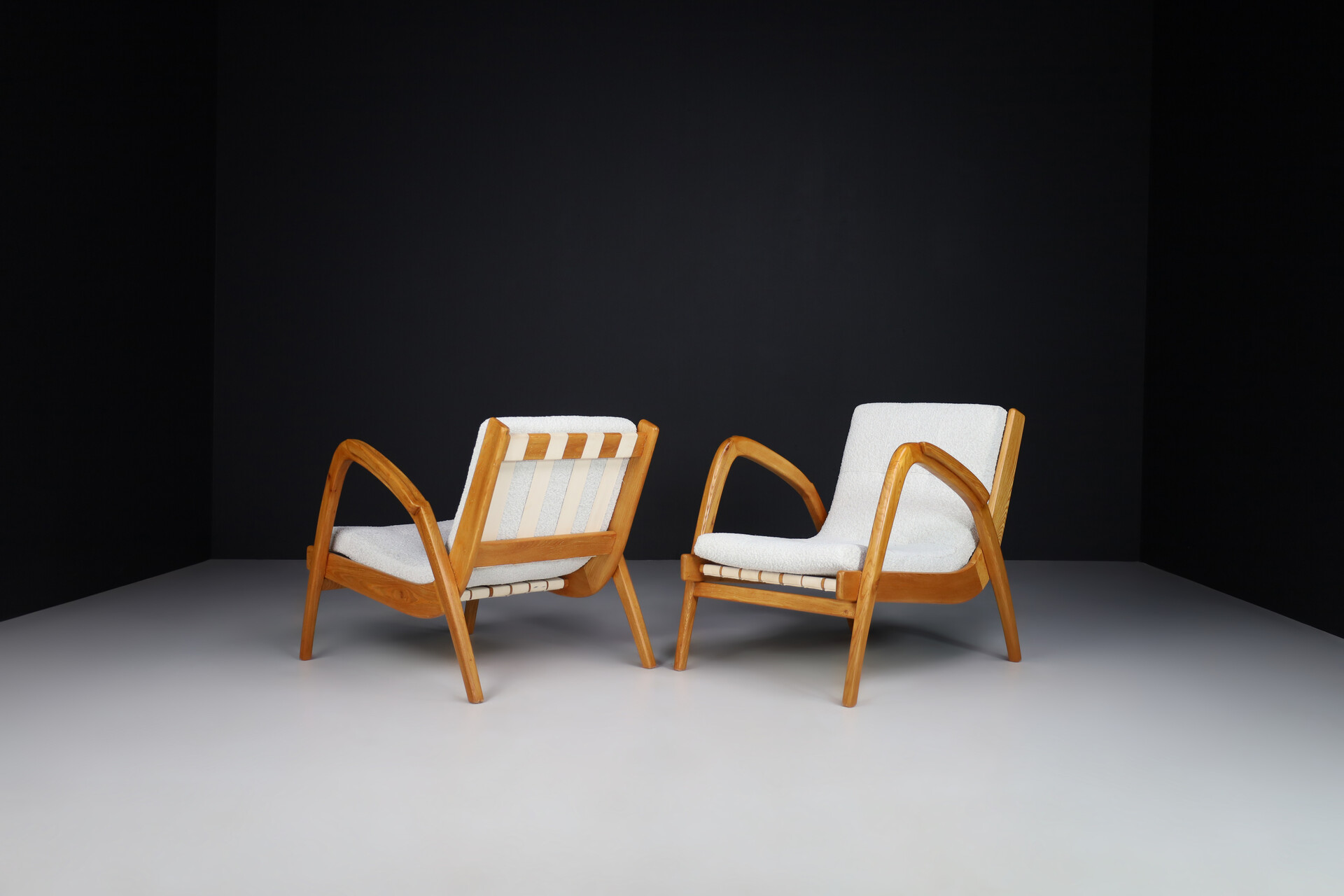 Mid century modern Reupholstered Lounge Chairs with Dynamic Bentwood Frame Praque, the 1940s. Mid-20th century