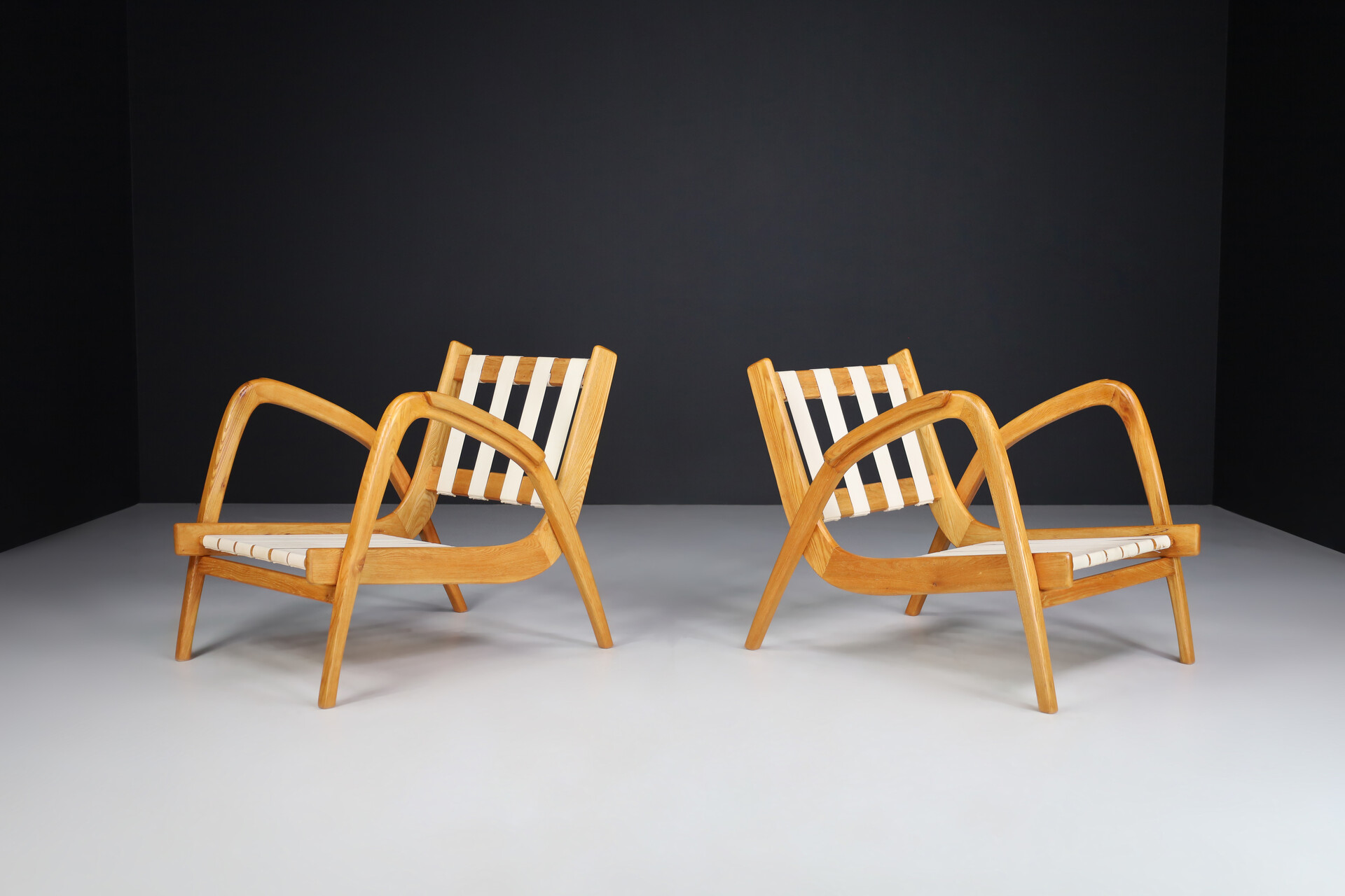 Mid century modern Reupholstered Lounge Chairs with Dynamic Bentwood Frame Praque, the 1940s. Mid-20th century