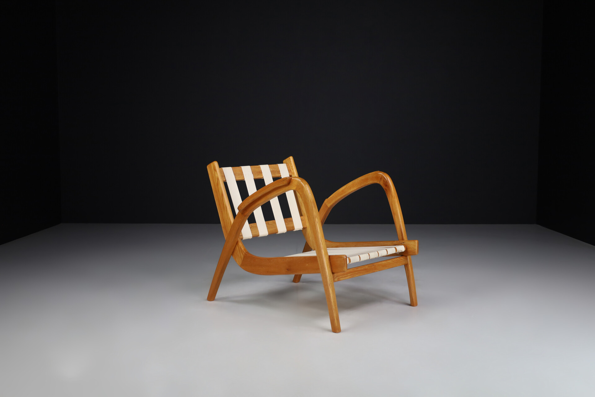 Mid century modern Reupholstered Lounge Chairs with Dynamic Bentwood Frame Praque, the 1940s. Mid-20th century