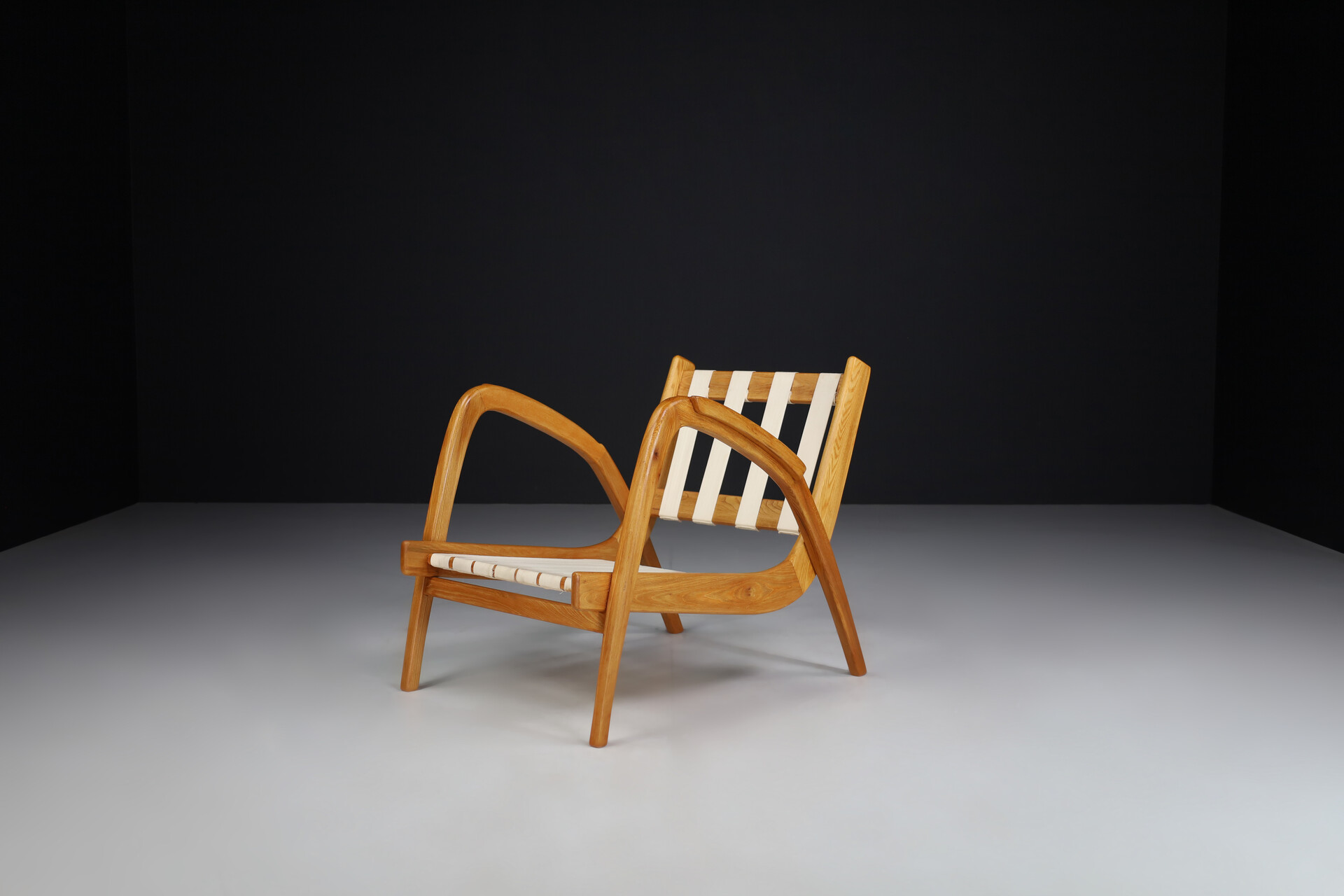 Mid century modern Reupholstered Lounge Chairs with Dynamic Bentwood Frame Praque, the 1940s. Mid-20th century