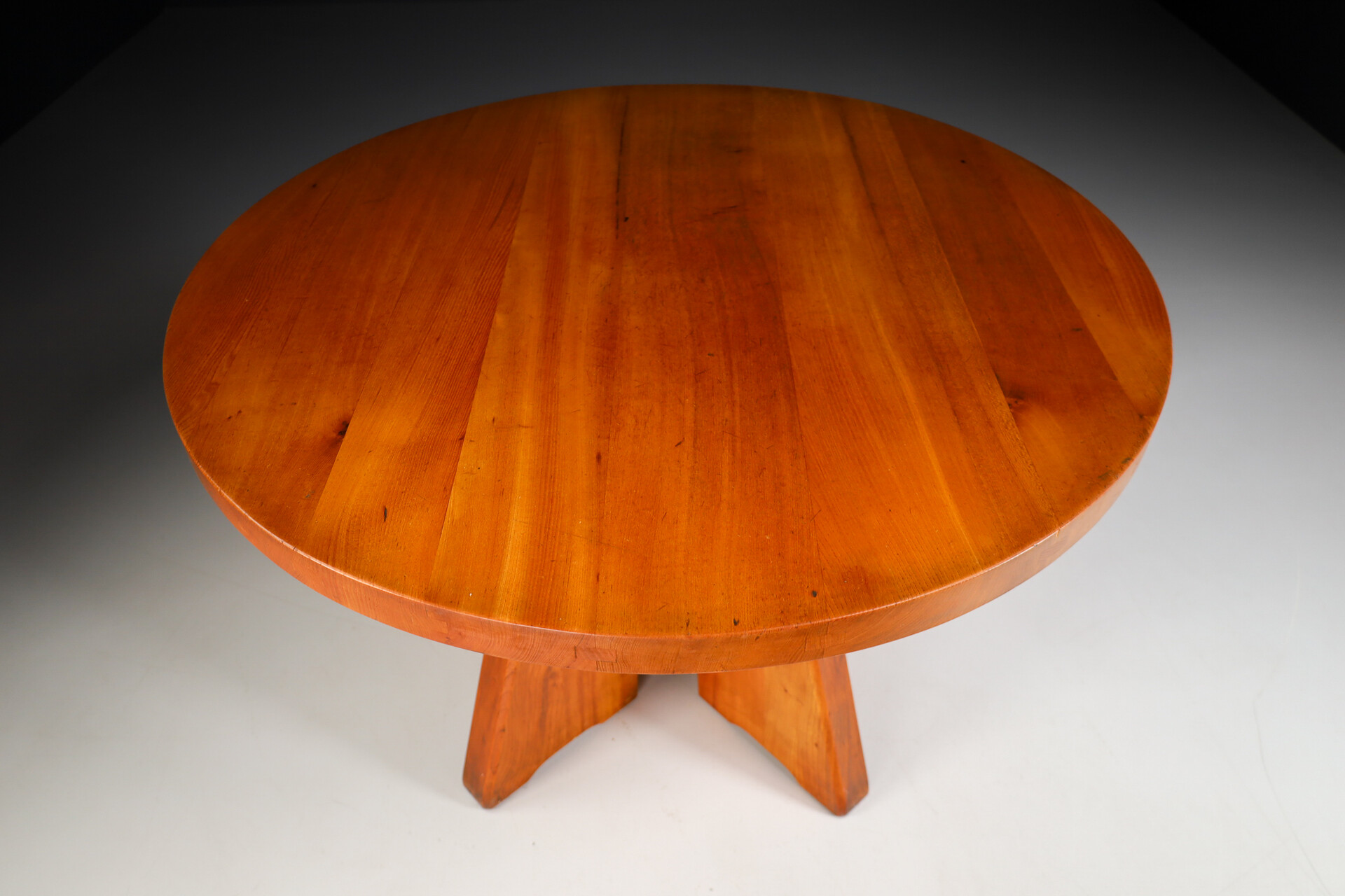 Mid century modern Round Dinning Table / center table in Solid Elm by Seltz ( pierre chapo style ), France, 1970 Mid-20th century
