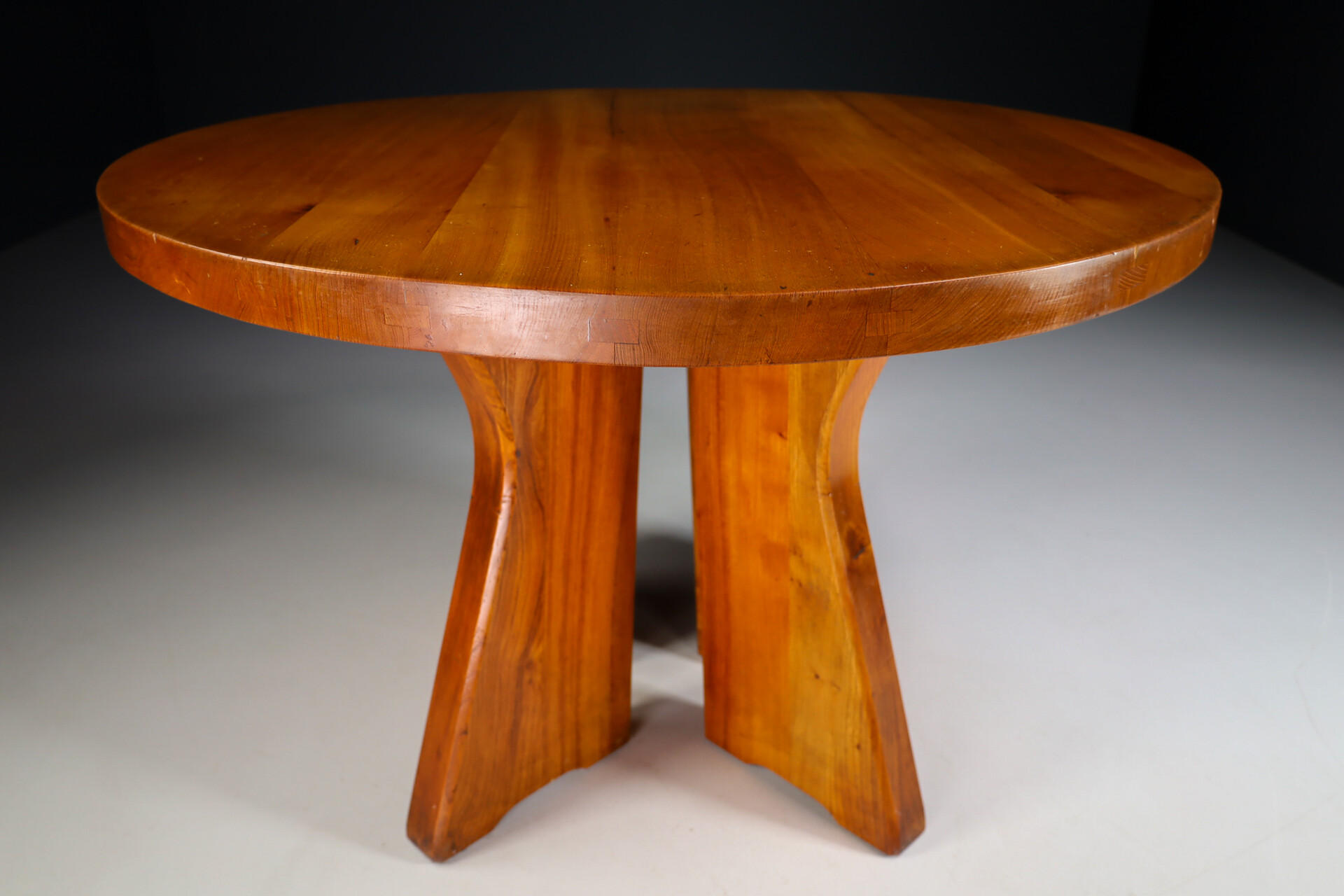 Mid century modern Round Dinning Table / center table in Solid Elm by Seltz ( pierre chapo style ), France, 1970 Mid-20th century