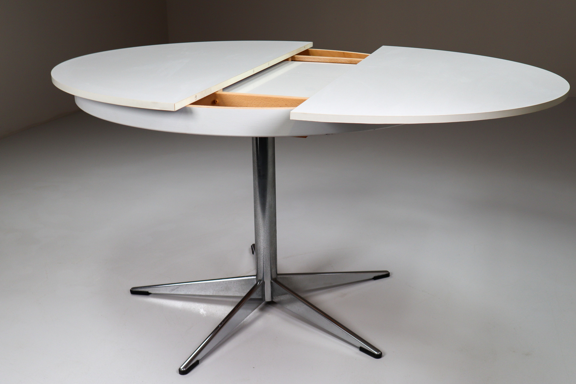 Mid century modern Round extending Dining table with 4 chairs with mohair fabric Italy 1960s Mid-20th century